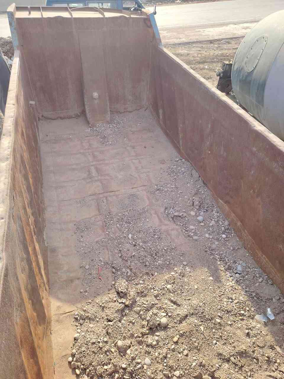 السلام عليكم بدي هاوزر للبيع مال اكتروز الطول 5.75 والعرض 2.35 والارتفاع 1.43 المكان بغداد جرف النداف السعر 25 الرقم  ***********
