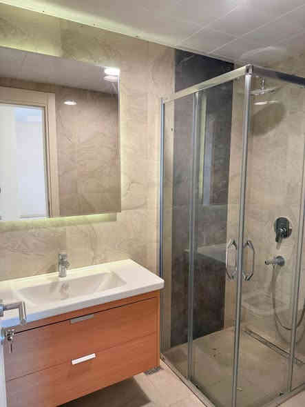 Apartment For Rent, located in Erbil, Empire Square, with an area of 143m², the price is $650/Monthly.
 
Consists of:  
- 2 Bedrooms
- 1 Kitchen
- 1 Living Room
- 1 Hall
- 3 Bathrooms
- Floor number: 11

Jamana real estate 
Mahmood:*********** أربيل
