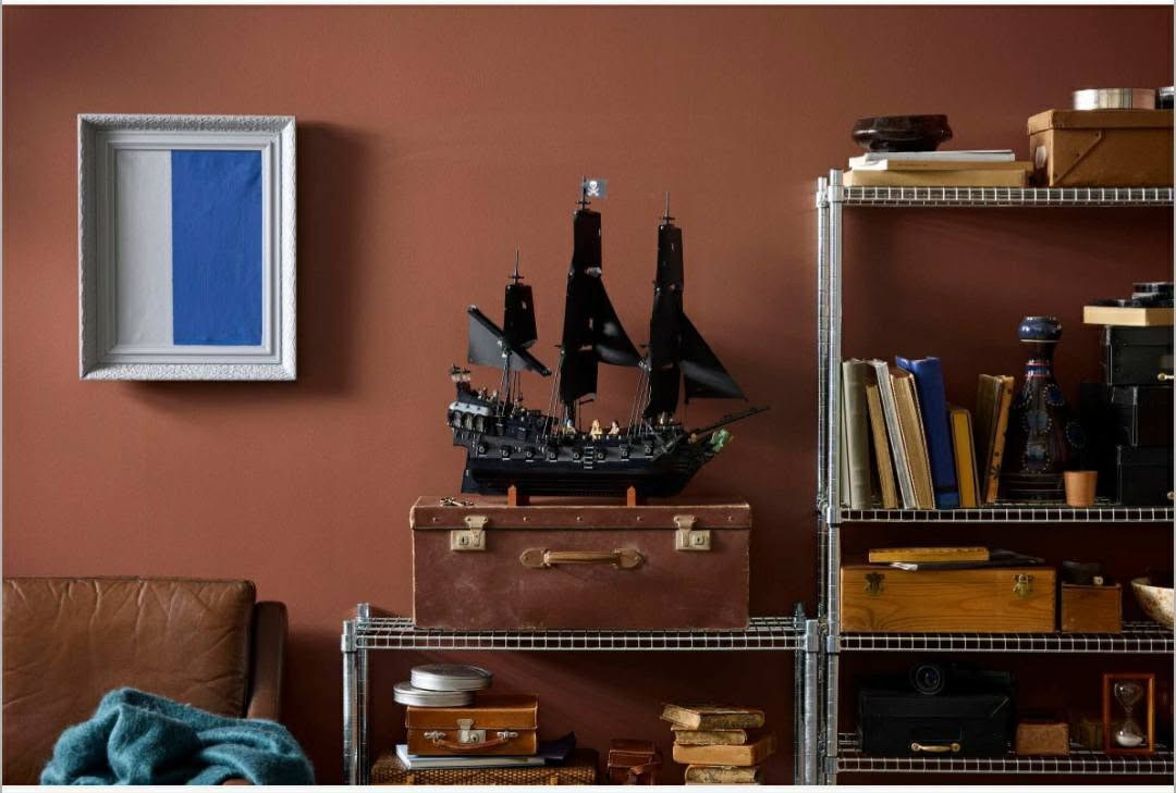 سفينة **"اللؤلؤة السوداء" (The Black Pearl)** هي السفينة الأسطورية التي تتصدر سلسلة أفلام **"قراصنة الكاريبي" (Pirates of the Caribbean)**، ويقودها القبطان الشهير **جاك سبارو**.
قطعة تخبل سفينة لؤلؤة سوداء نسخة الكوبي 

### 1. الميزات الخارقة للسفينة

 السرعة الفائقة:** تُعرف بأنها أسرع سفينة في البحار، وتتميز بقدرتها على تجاوز أي سفينة أخرى (بما في ذلك "الهولندي الطائر").

 * **المظهر المميز:** تتميز بأشرعتها السوداء التي تبدو كأنها ممزقة وببدنها الأسود الداكن، مما يجعلها تبدو كطيف يظهر ويختفي في الضباب.

 القدرة على الغوص:** في بعض أجزاء السلسلة، أظهرت السفينة قدرة على الغوص تحت الماء لفترات قصيرة بفضل "قراصنة اللؤلؤة" الذين كانوا ملعونين.

### 2. تاريخها في القصة

 * كان اسمها الأصلي **"الراكبة المنسية" (Wicked Wench)** قبل أن تغرق على يد اللورد "بيكيت"، ثم قام "ديفي جونز" بانتشالها من القاع بناءً على اتفاق مع جاك سبارو، وأصبحت سوداء اللون تماماً بسبب الحريق الذي أصابها.

 * شهدت السفينة صراعات ملحمية ضد "باربوسا"، "ديفي جونز"، و"سالازار".

### 3. السفينة في الواقع

 * بالنسبة لـ **"ليكو" (LEGO)**، أصدرت الشركة عدة نسخ من هذه السفينة كأطقم بناء (Sets):

   * **مجموعة (LEGO 4184):** إصدار عام 2011، وهي النسخة الأكثر شهرة وقيمة بين جامعي ليغو، وتأتي مع شخصيات جاك سبارو، باربوسا، وويل تيرنر.

   * **مجموعة (LEGO 4195 - Queen Anne's Revenge):** يخلط البعض أحياناً بينها وبين سفينة اللؤلؤة السوداء، لكنها سفينة "انتقام الملكة آن" الخاصة باللحية السوداء.

سفينة **"اللؤلؤة السوداء" (The Black Pearl)** هي السفينة الأسطورية التي تتصدر سلسلة أفلام **"قراصنة الكاريبي" (Pirates of the Caribbean)**، ويقودها القبطان الشهير **جاك سبارو**.

سفينة **"اللؤلؤة السوداء" (The Black Pearl)** هي السفينة الأسطورية التي تتصدر سلسلة أفلام **"قراصنة الكاريبي" (Pirates of the Caribbean)**، ويقودها القبطان الشهير **جاك سبارو**.


**إذا كنت صاحب هذا الإعلان وتريد حذفه لأي سبب، رجاءا أرسل رسالة إلى الدعم الفني**