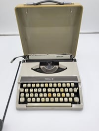 الة كتابة قديمة موديل 1970  اللغة الانجليزية  للبيع  واتساب 0770179618...