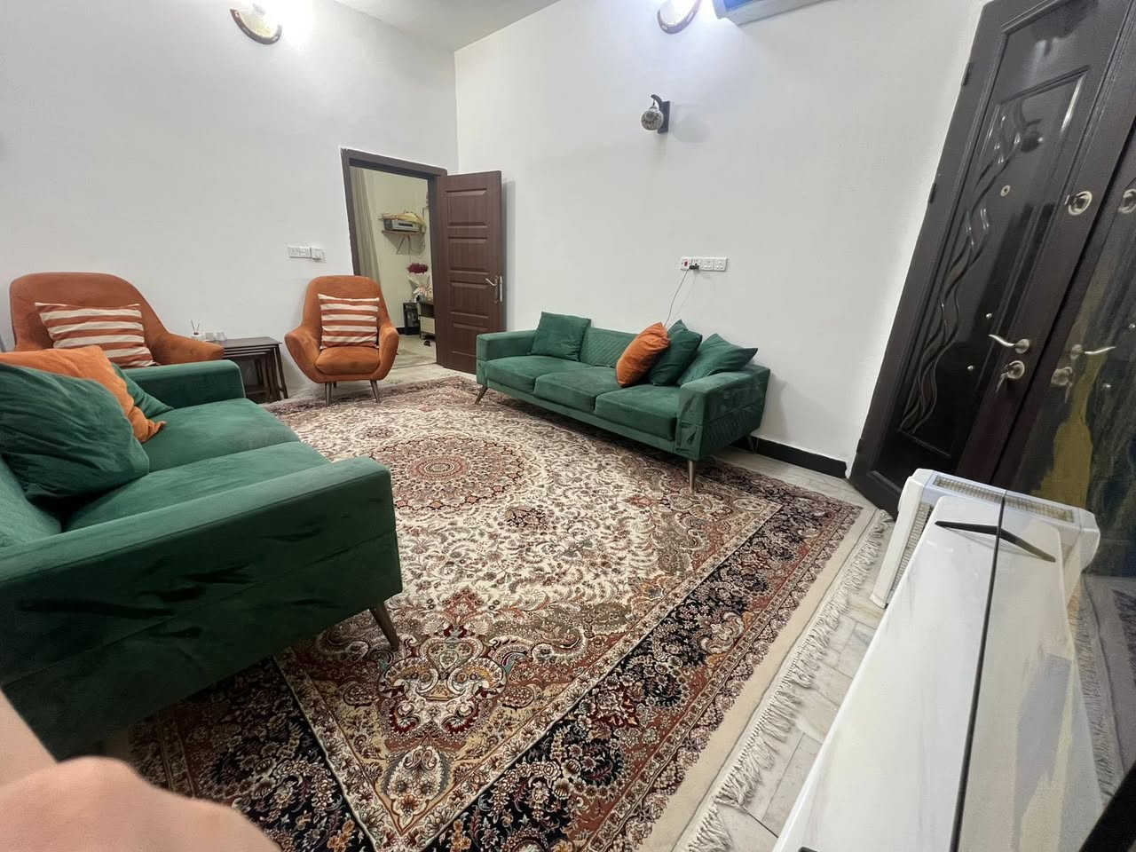 دار سكني للبيع في بعقوبه الجديده
شارع العمارات السكنيه
150متر الواجه 5متر 
بناء سنة 2016
طابقين ثلاث غرف نوم مع دورتين مياه 
للأستفسار ***********
