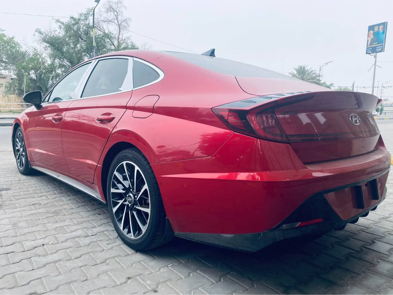 الفئة الوحيدة اللي تجي بيها 
١- داتا شو بالزجاج الامامي 
٢- كاميرات محيطية ( 4 كاميرات )
٣- تحريك بالبصمة للامام و الخلف 
٤- الكشنات الامامية تبريد + تدفئة
٥- الكشنات الامامية اثنينهم كهرباء 
+ كشن السائق وضعيتين خزن ميموري 
٦-  ( 6 حساسات امامية )

مواصفات السيارة الباقية ………….. 
محرك 1600 توربو … طيارة و اقتصادي جداً 
سقف بانوارما قطعتين
قطعتين تبريد … امامي + خلفي
سستم سماعات Bose متكون من 12 سماعة
مع مضخم صوت خارجي 
الزجاج الامامي و الخلفي اوتو
رادار امامي و خلفي و جانبي 
حساسات امامية و خلفية
نقاط عمياء عند تغيير المسار 
حساسات بالابواب للتنبيه عند فتح الباب و سيارة قادمة من الخلف 
شاشة كبيرة ( تختلف عن باقي الفئات ) 
تدعم الكار بلي و الاندرويد اوتو
قيادة ذاتية 
شاشة رقمية للعدادات و الكيجات متغيرة عند تغيير نظام القيادة
4 وضعيات للقيادة 
‏Normal-costum-sport-sport plus
انارة داخلية متغيرة 7 الوان بالدشبورد و الابواب 
نظام المحافظة على المسار 
كروس ( تحكم بالسرعة )
شاحن وايرلس لاسلكي 
منافذ للشحن امامية و خلفية
تبريد بيانو 
قطعتين تبريد امامي و خلفي
تبريد منفصل للراكب و السائق
دخول ذكي و انارة ترحيب 
قفل ذاتي عند الابتعاد 
فتح الصندوق الخلفي عند الاقتراب 
اشارات بالمرايا الجانبية 
تشغيل عن بعد 
انارة led امامية
بگ لايت خلفي led 
تدفئة ستيرن
نظام Auto Hold
يعني بالازدحام تضغط البريك ضغطة وحدة و تشيل رجلك تبقى السيارة لازمة بريك لحد ما تضغط عالبنزين يلة تمشي 
نظام تنبيه اذا تحرك السير وانت بقيت واكف تنبهك
الماسحات الامامية اوتو بالمطر
ويل كب بلادي حجم 18 
تخم اطارات بيرلي بلادي مال سيارة
هاند بريك بصمة كهربائي
نظام ترحيب صوتي

سيارة جديدة و كل شي على وضع الشركة كير محرك كهربائيات راديترات منظومة التبريد و غاز الشركة البلادي
تبريدها بشرط ( ثلاجة ) باقصى درجة حرارة
سنوية جديدة ، البصرة, العراق


**إذا كنت صاحب هذا الإعلان وتريد حذفه لأي سبب، رجاءا أرسل رسالة إلى الدعم الفني**