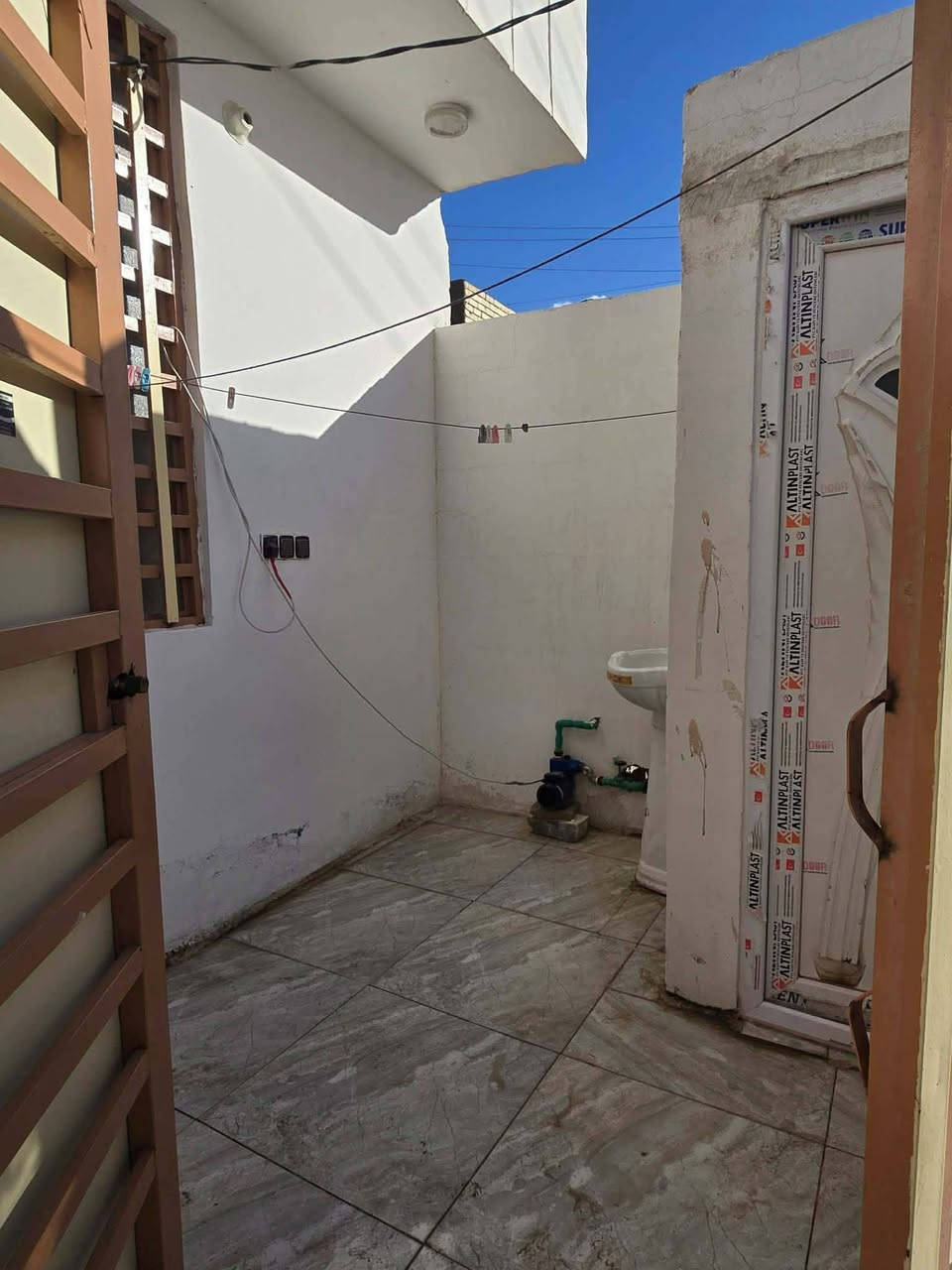 بلاش /دار للبيع في مجمع النجمه مقابل علوة الامامين سند 25 المساحه 100 متر طابق واحد  متوفر كافة الخدمات شوارع تبليط مولد ذهبي السعر 65 مقدمه 40 وبالشهر 500 / الاتصال ***********
