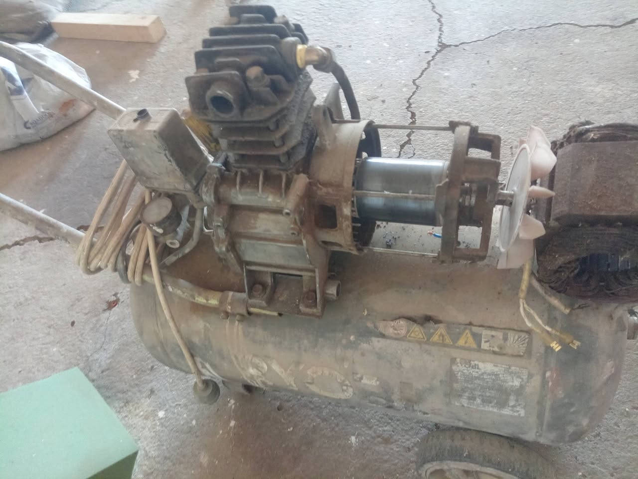 ألسلام عليكم
كمبريسر عدد ٢  واحد 50 لتر  محترك الملف ماله يعني بس تلفه يشتغل مابي غير مشكله 
والثاني 100لتر شغال روبن بانزين علفحص  
السعر 150 وبيهن مجال   العنوان بغداد اليوسفية
للاستفسار والاتصال ***********
