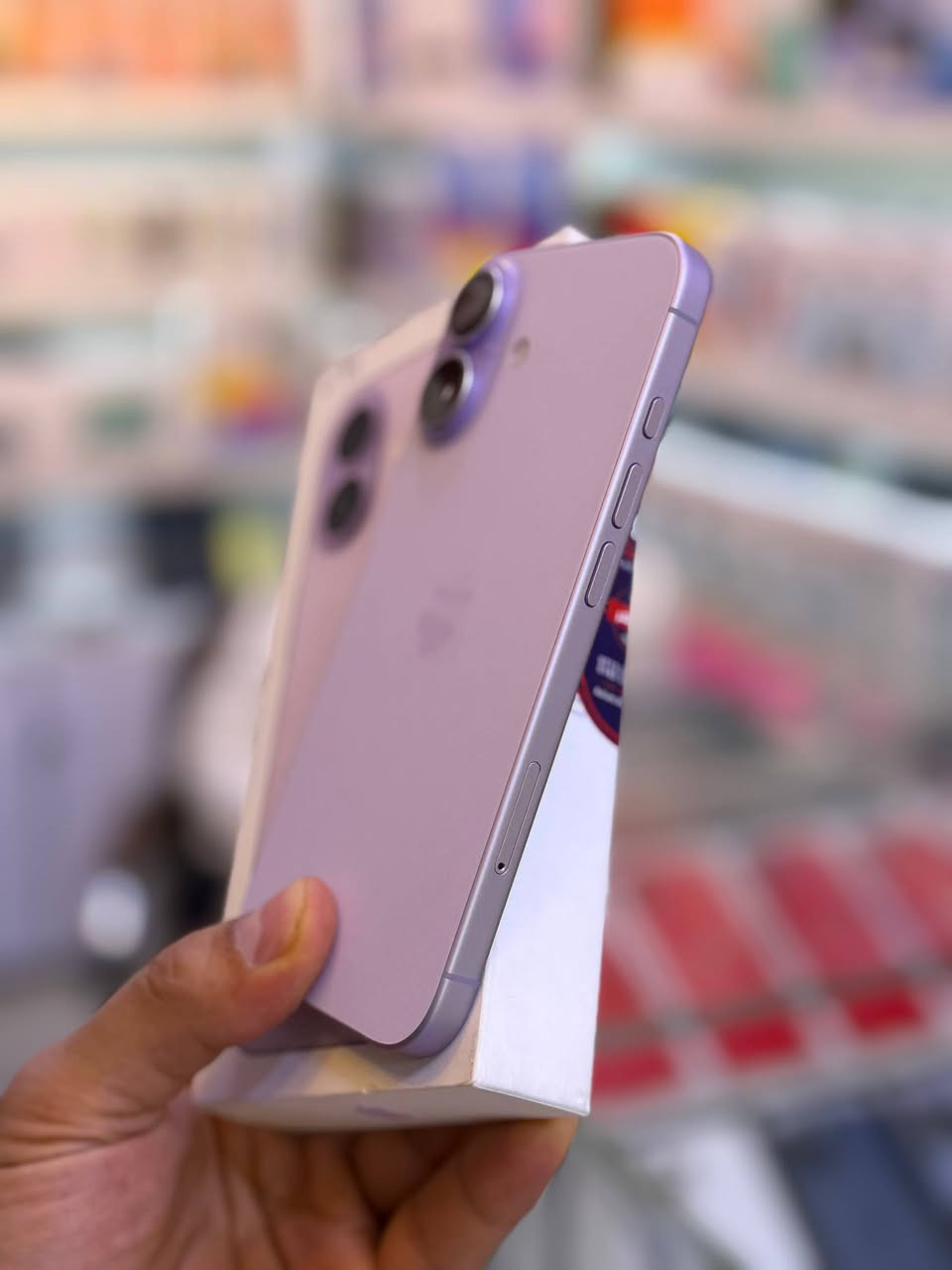 ايفون 17 دبل سيم كارت وكاله 
 ذاكرة 256 بطاريه 100 نضافه حاله حال جديد  جهاز لا مفتوح ولا مصلح وين ميعجبك افحص ملحقات كامله 
السعرر مليون و200 الف قفل 
العنوان بغداد البياع شارع عشرين 
هاتف ***********📞📞
هاتف ***********📞📞
