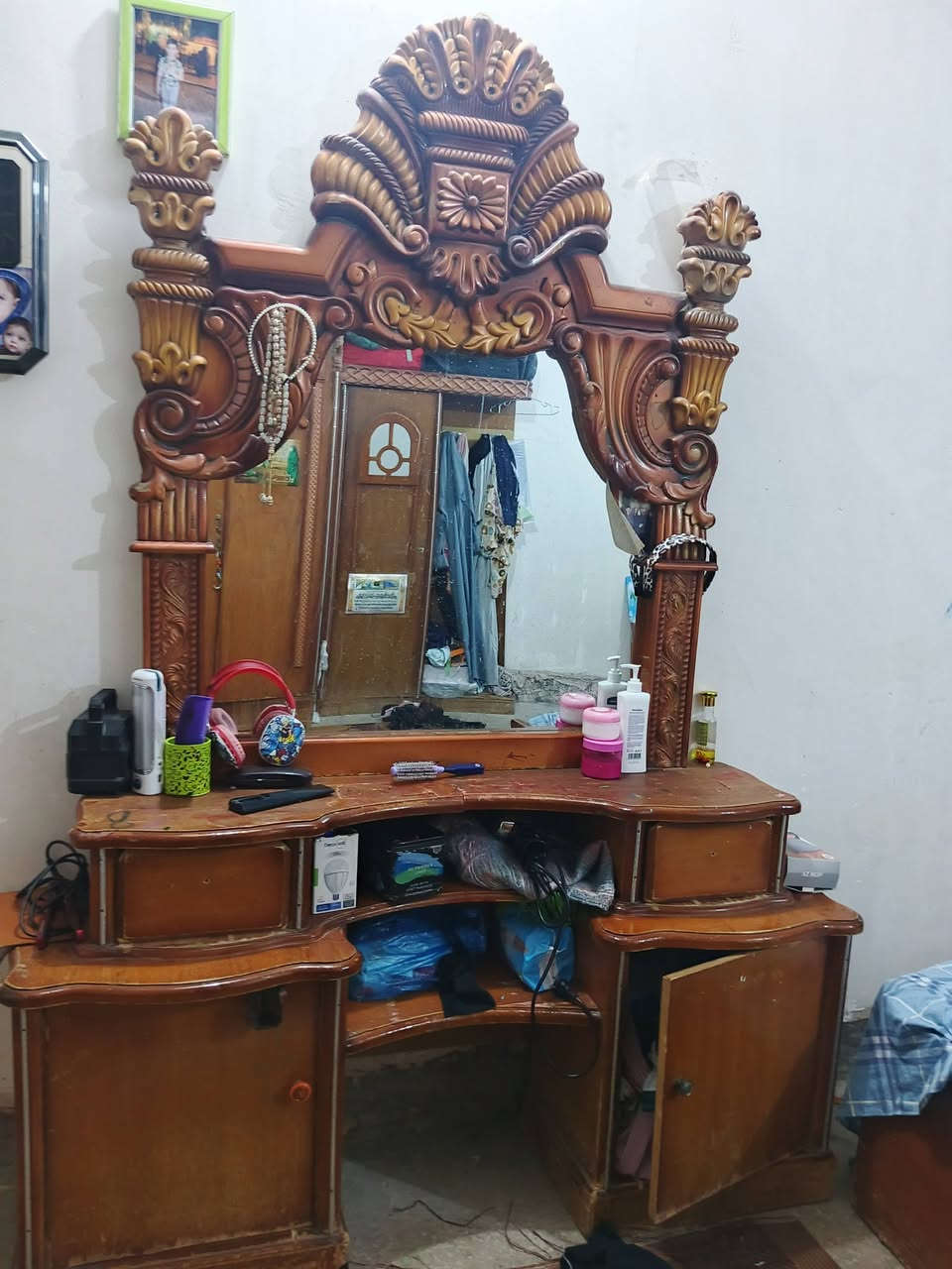 سلام عليكم غرفه خشاب كامله ملحقاته +كاونتر قطعتين +سنك مرمر +اوفن السعر الغرفه 150الف أو الوفن25والكاونتر 200رقم تليفون***********
