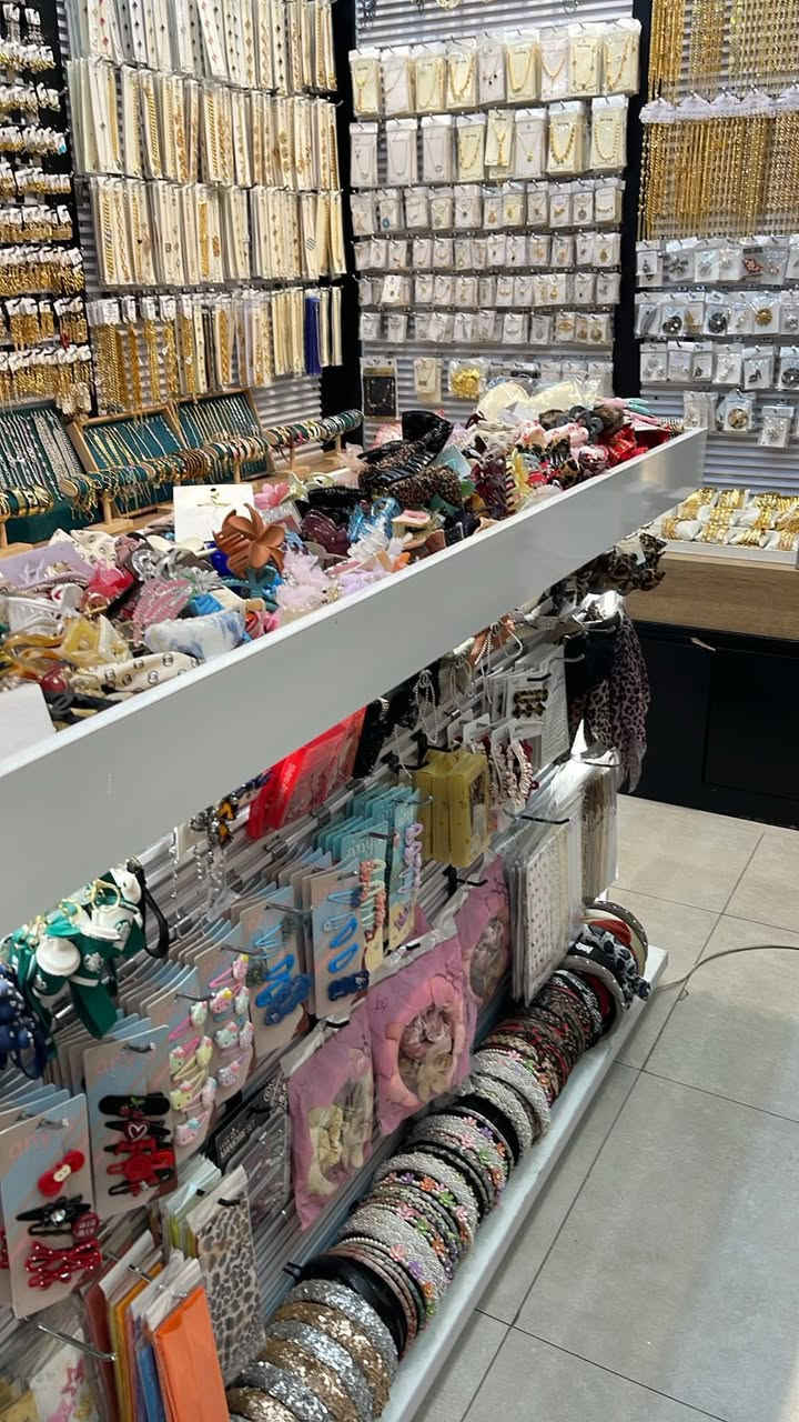 سلام عليكم فاترينه للبيع قياس 180 
ارتفاع متر 
تحتوي عل حوض كبير من الاعلئ
ومن جوانب سكك 
بيهه لد بروفايل اصلي 
جديده استخدام 3 اشهر فقط 
سبب البيع تغير ديكور 
سعرها 400 الف 
الي يكول غاليه خل يروح يفصل ويشوف بيش تصير


**إذا كنت صاحب هذا الإعلان وتريد حذفه لأي سبب، رجاءا أرسل رسالة إلى الدعم الفني**