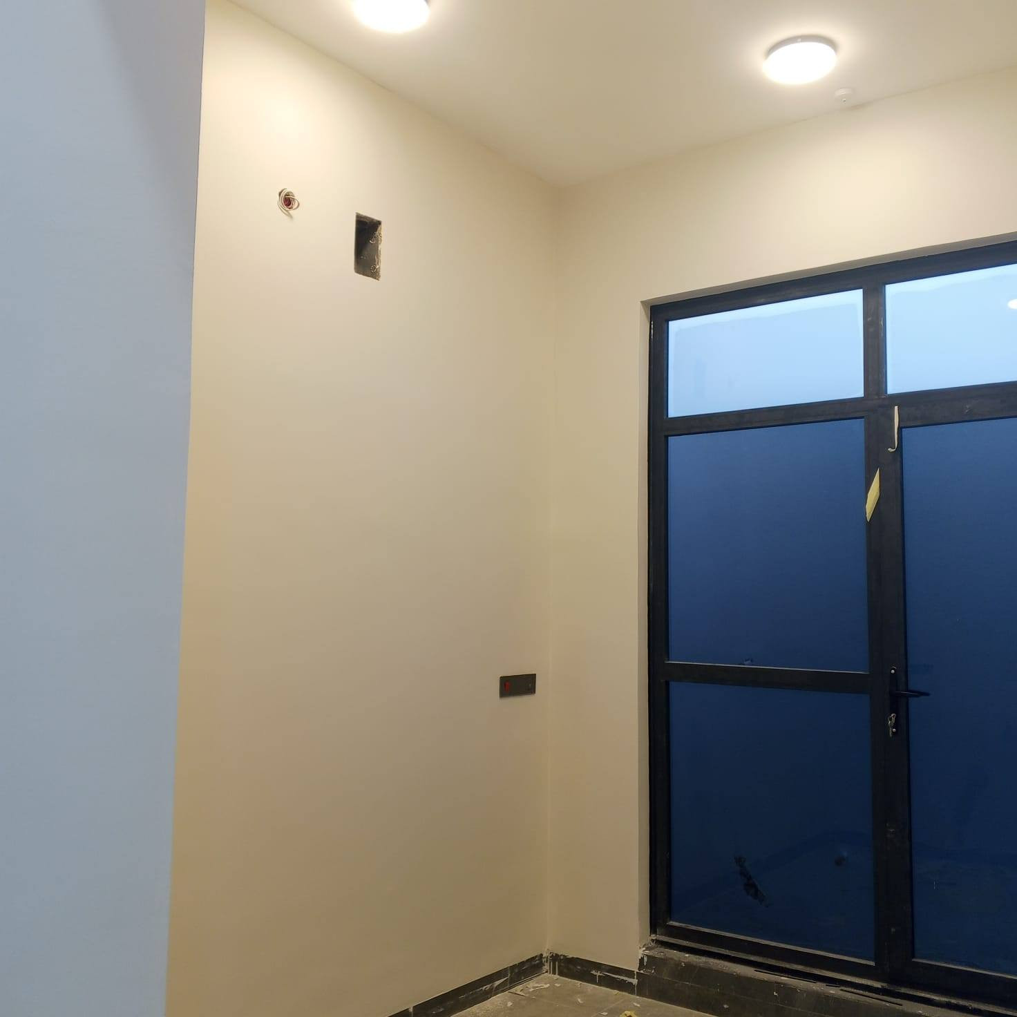 السلام عليكم صباغ متفرغ حاليآ اشتغل صبغ خارج واجهيات وداخل تصليح رطوبه جلي حياطين شغل نضيف موجود كادر كامل راسلني ودلل *********** متوفر واتساب
