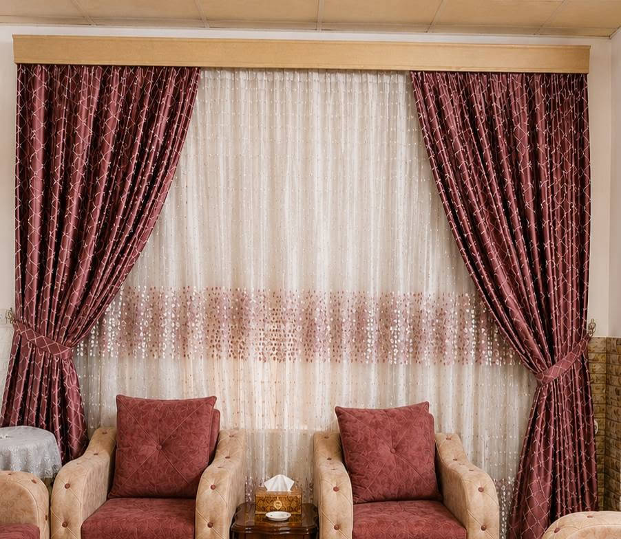 السلام عليكم 
للبيع تخم قنفات راقي وأنيق  ✨
طقم بحالة ممتازة ونظيف، ألوانه راقية ومتناسقة (بيج ووردي غباري)، مناسب للصالات والمجالس 🌸

يشمل [عدد القطع : ٨قطع يعني تخم ونصف]
💰 السعر: [ مليون وربع وبي مجال ]

اما البردات (٣٠٠الف وبيها مجال ) 
والطاولات (١٠٠ الف وبيها مجال) 

📞 للاستفسار او المراسلة واتساب : [***********]
📍 المكان: [النجف الاشرف]
