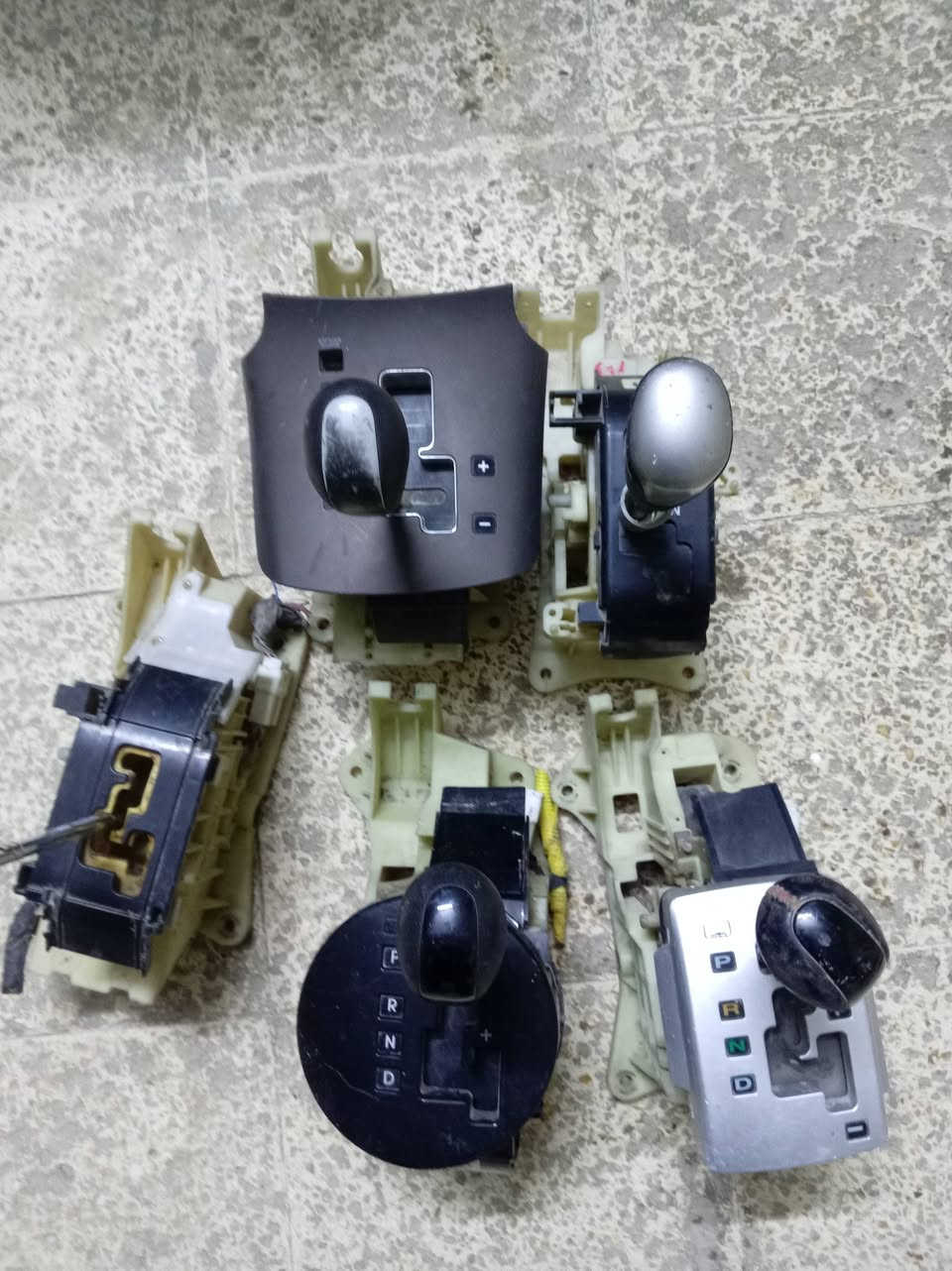 السلام عليكم اي قطعه ٢٥ مع توصيل *********** واتساب
