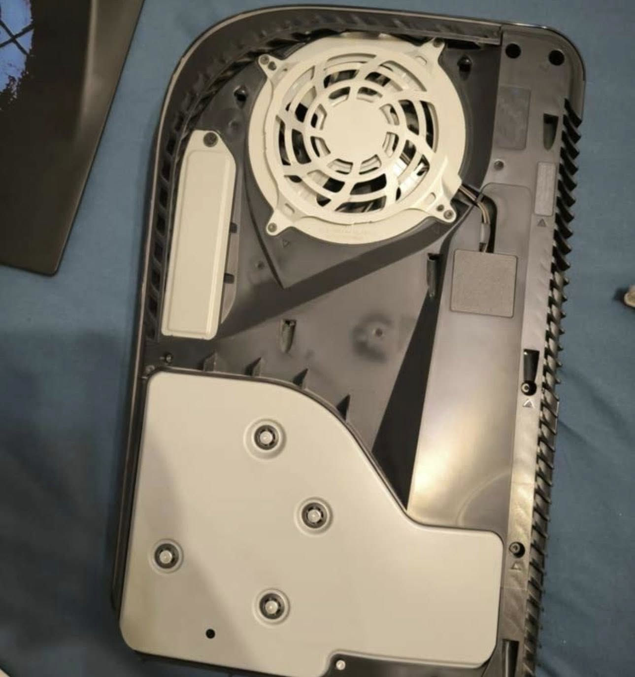 بلي فايف فات اوروبي السعر 550 الف قفل كلش 
البلي نظيف كلش نطيف تجي وتفحص بعينك وضمان مدى الحياة لان على ايدي ونظيف
جميع ملحقاته موجودة وياه حسابين بيهم العاب 
سبايدر مان وباتمان وفيفا 2026 وكول اوف ديوتي وبعد هواي العاب *********** للتواصل هذا رقمي وبخدمتكم
