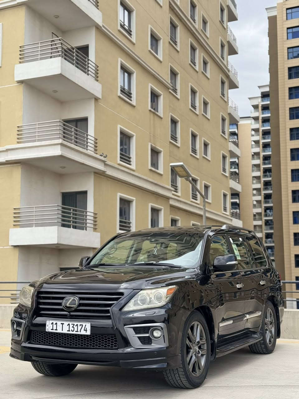 🔥 لكزز LX570 S — ملك الطرق 🔥
المواصفات الكاملة:
(( السونار مرفق بلصور ))

🚗السياره 2014

🚗 محرك 8 سلندر (V8) سعة 5.7 لتر

⚡ قوة تقريباً 362 حصان

🔄 قير أوتوماتيك 8 سرعات

🛞 دفع رباعي دائم (4WD)

⛽ خزان وقود كبير مناسب للسفر

✨ الفئة S (Sport):

• جلد فاخر (تبريد + تسخين للمقاعد الأمامية والخلفية)

• تحكم كهربائي بالمقاعد + ذاكرة

• فتحة سقف

• ثلاجة (Cool Box)

📺 التكنولوجيا:

• شاشة وسطية كبيرة + شاشات خلفية

• نظام صوتي فاخر

• كاميرات 360 درجة

• حساسات أمامية وخلفية

• تشغيل بصمة + دخول ذكي

🛡️ الأمان:

• نظام مانع الانزلاق

• نظام المحافظة على المسار

• مثبت سرعة ذكي

• وسائد هوائية متعددة

📍 السيارة نظيفة جداً وجاهزة للفحص

📩 للجادين التواصل خاص أو اتصال

***********
