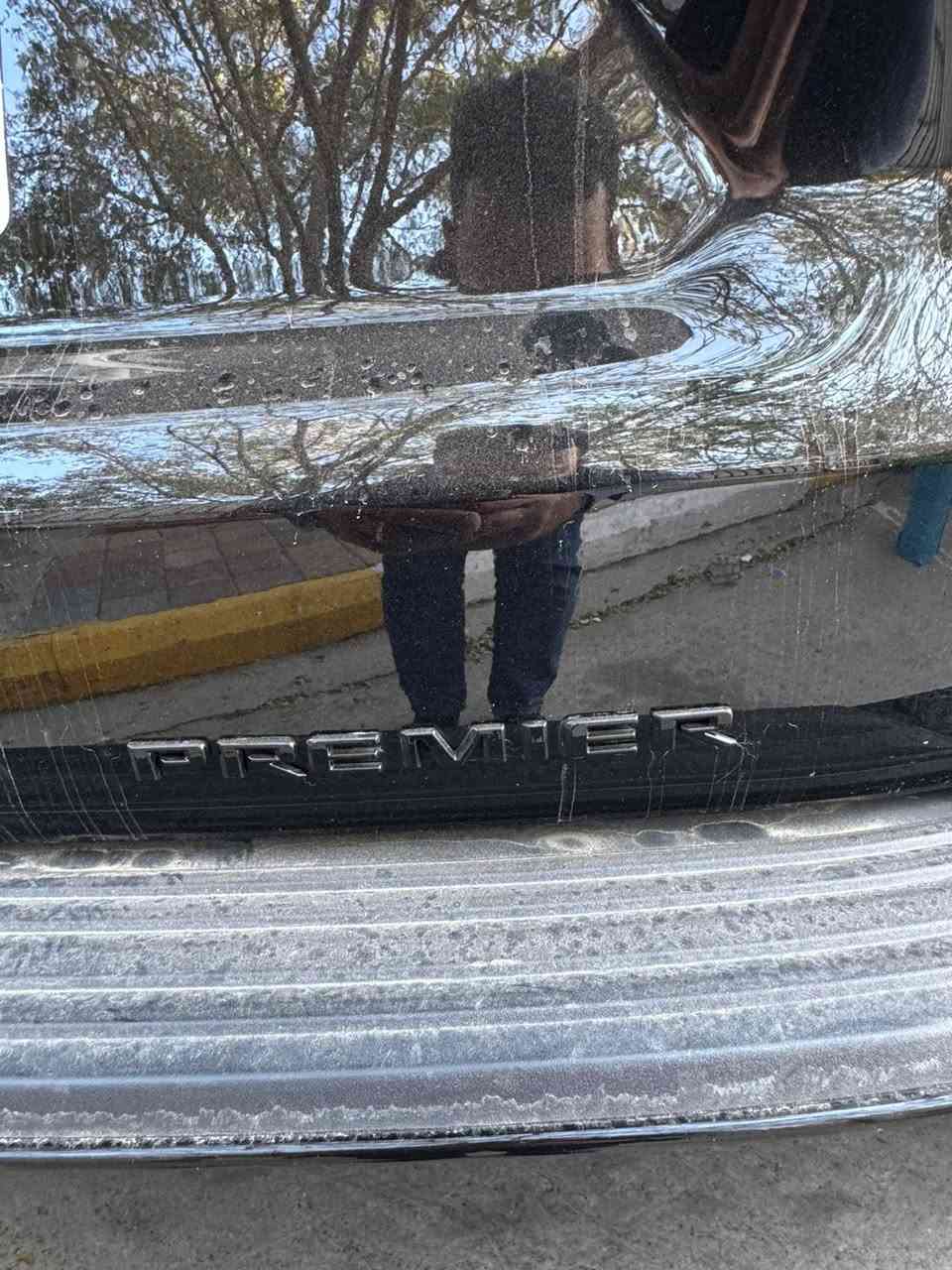 ✨ للبيع – شفروليه تاهو 2025 بريمير | أعلى فئة ✨
🚘 خليجي | رقم بغداد مميز | كفالة عامة

سيارة فخمة تجمع القوة، الراحة، والتكنولوجيا بأعلى مستوى، بحالة الوكالة وجاهزة للفحص.

🔹 الموديل: 2025
🔹 الفئة: Premier (بريمير)
🔹 المواصفات: خليجي
🔹 الضمان: كفالة عامة
🔹 الحالة: ممتازة جداً – استخدام خفيف

⚙️ المواصفات الفنية:
 • محرك V8 سعة 5.3 لتر
 • ناقل حركة أوتوماتيك 10 سرعات
 • نظام دفع رباعي (4×4)
 • أنظمة قيادة متعددة حسب الطريق

🛋 الداخلية والراحة:
 • مقاعد جلد فاخرة
 • مقاعد أمامية كهربائية + تبريد وتسخين
 • شاشة وسطية كبيرة تعمل باللمس
 • عدادات رقمية
 • نظام صوتي فاخر BOSE
 • تشغيل بصمة + تشغيل عن بُعد
 • تكييف ثلاثي المناطق
 • شحن لاسلكي للموبايل

🛡 الأمان والمساعدة:
 • رادار أمامي
 • نظام المحافظة على المسار
 • تحذير النقطة العمياء
 • كبح طوارئ
 • حساسات أمامية وخلفية
 • كاميرات محيطية 360°
 • تثبيت سرعة ذكي

✨ الخارجية:
 • جنوط ألمنيوم قياس 22 إنج
 • إنارة LED كاملة
 • فتح وغلق شنطة كهربائي
 • مظهر رياضي وفخم

سعر مناسب !

📍 موقع السيارة: مجمع الأيادي
📞 رقم التواصل: ***********
