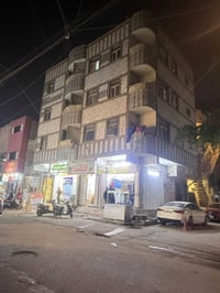 بناية ركن تجاري للبيع   المساحه 90 متر   تحتوي على 4 محلات و 6 شقق   ا...