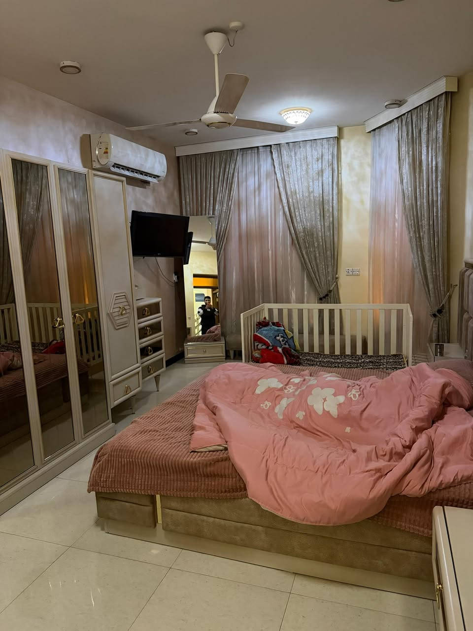 المساحة 150م واجهة7.5م
يحتوي الدار على كراج يسع سيارة وصالة وحمام ضيوف وهول داخلي ومطبخ و٤ غرف نوم وحمامات عدد٣ ومخزن ولوندري الدار درجة البناء جيد جداً للاستفسار اتصل على الرقم ***********
