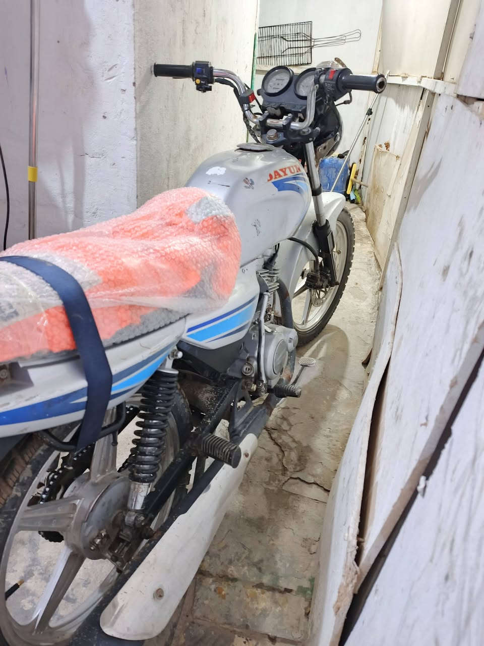 سلام عليكم دايوان للبيع موديل ١٩ دراجة حلوة ونضيفة ضفيرة جديدة تايرات جدد بريك امامي خلفي جديد لايت زجون جديد باتري جديد شلعة ومعدل كلش حلو رايدهة ٤٥٠ اوراقهة موجودة وياهة اربع ورقات  ‏‪***********‬‏
