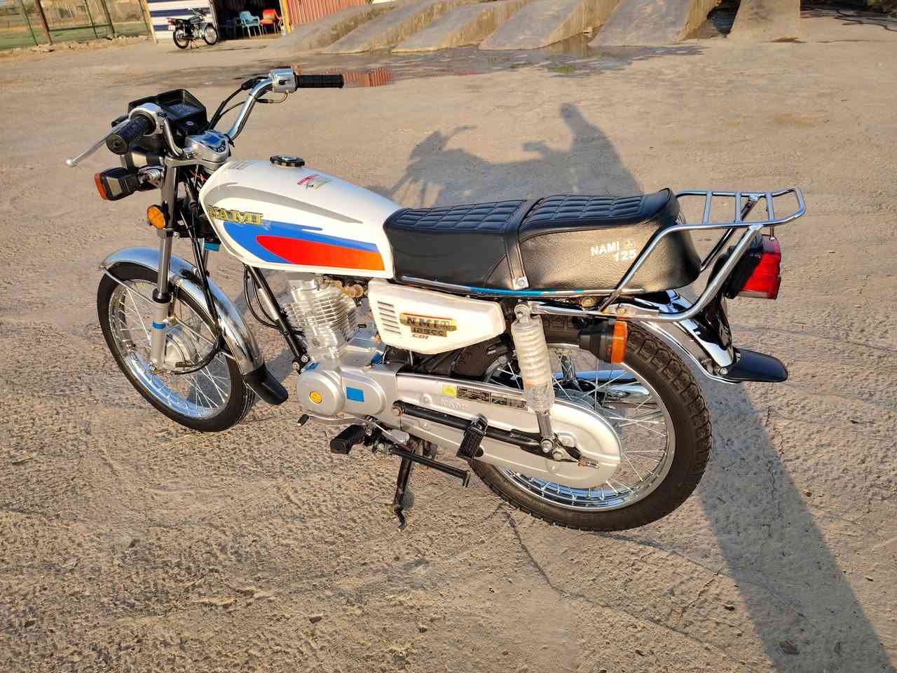 سلام عليكم شباب دراجه للبيع موديل ٢٠٢٣ الون ابيض مكفوله وكيله  سيد جعفر بسمي باب اول مكان المجر ناحيه العدل السعر  1500وبيها مجال //     ***********
