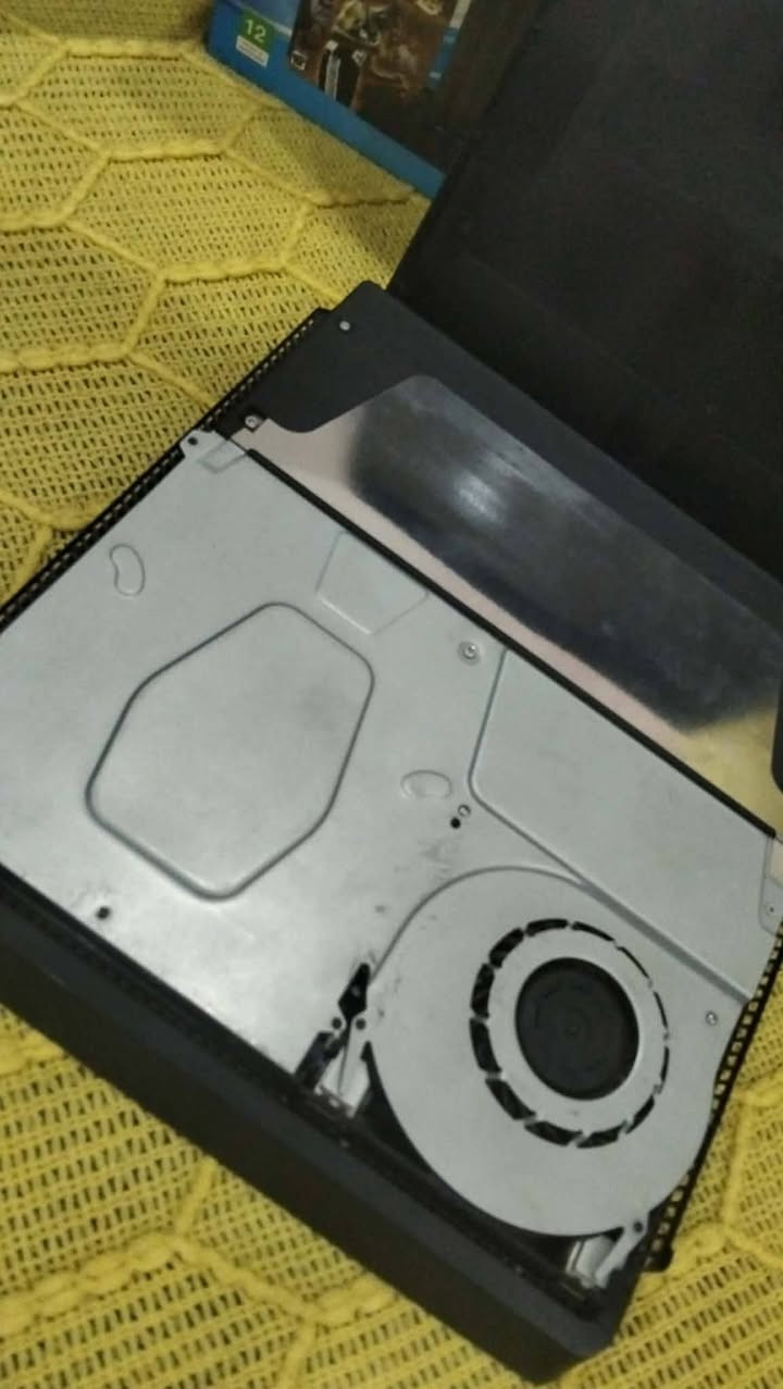 للبيع بلي 4سلم نظام 13,50 قابل للتهكير ذاكرة500 مع جويستك وحدةوقرص بيس 2020 وستاند جديد ***********
