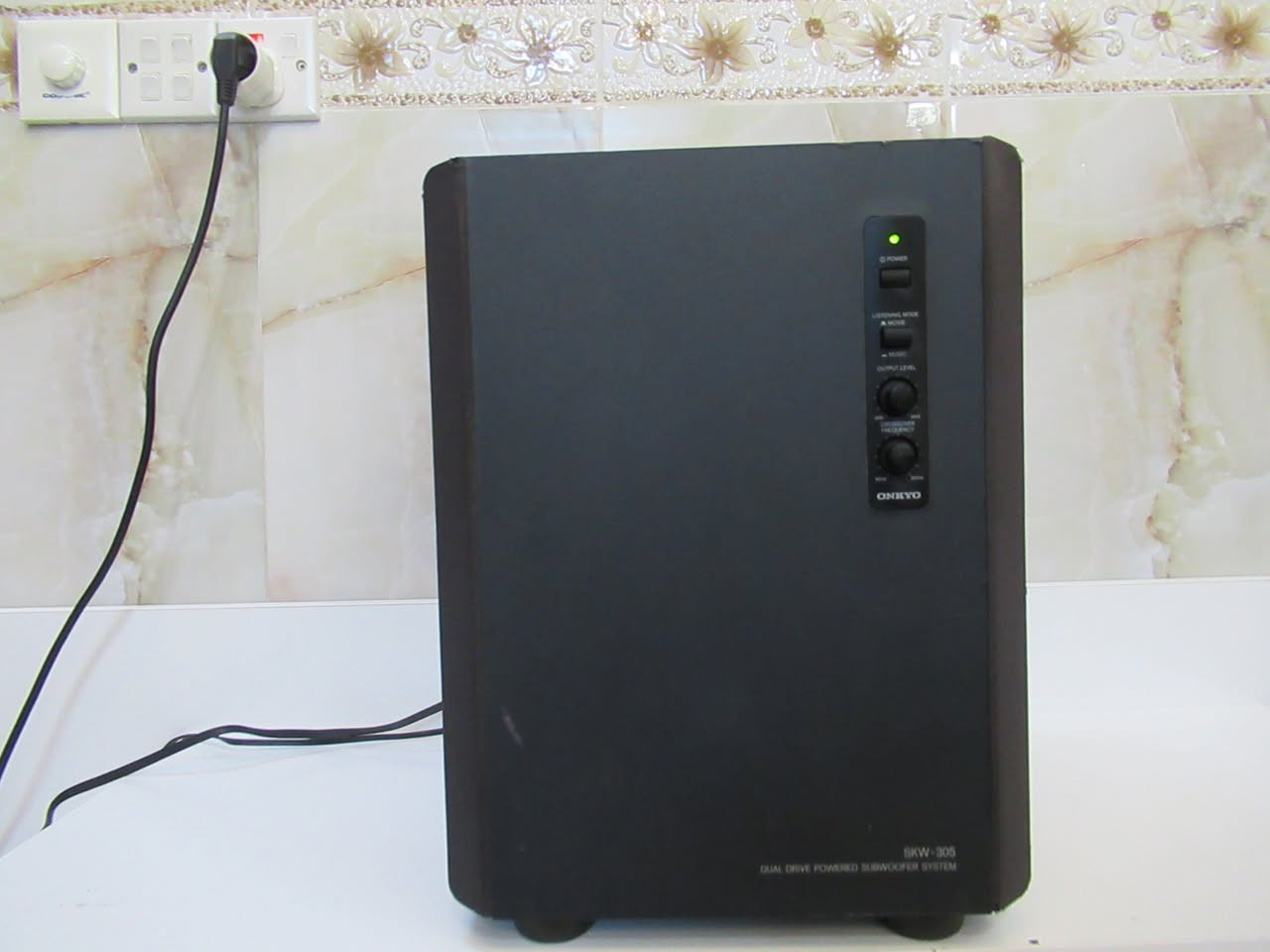 مضخم صوت صب وفر احترافي  انكو  SKW305 باله ياباني . يحتوي على مكبري صوت (2Woofers) مقاس 16 سم داخل نفس الصندوق،  كهرباء 110 فولت
  (Dual Drive System)
* *الوزن:* 11.5 كجم (وزن ثقيل  ومغناطيس ضخم).
 * *الأبعاد:* العرض 285 ملم × الارتفاع 381 ملم × العمق 347 ملم.
 * *استهلاك الطاقة:* 65 واط.
السعر 60 الف 
يوجد توصيل


**إذا كنت صاحب هذا الإعلان وتريد حذفه لأي سبب، رجاءا أرسل رسالة إلى الدعم الفني**