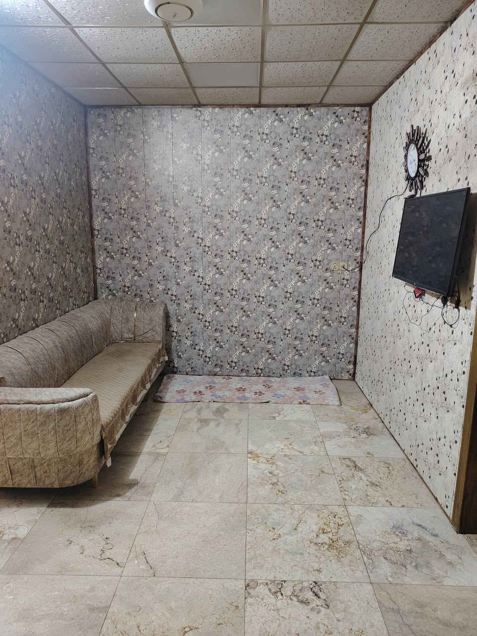 السلام عليكم بيت للبيع المعملجي خلف مستشفى وارث بناء طابوك طابق واحد شغل درجة اولى ارضية مرمر السعر 95وبي مجال ***********
