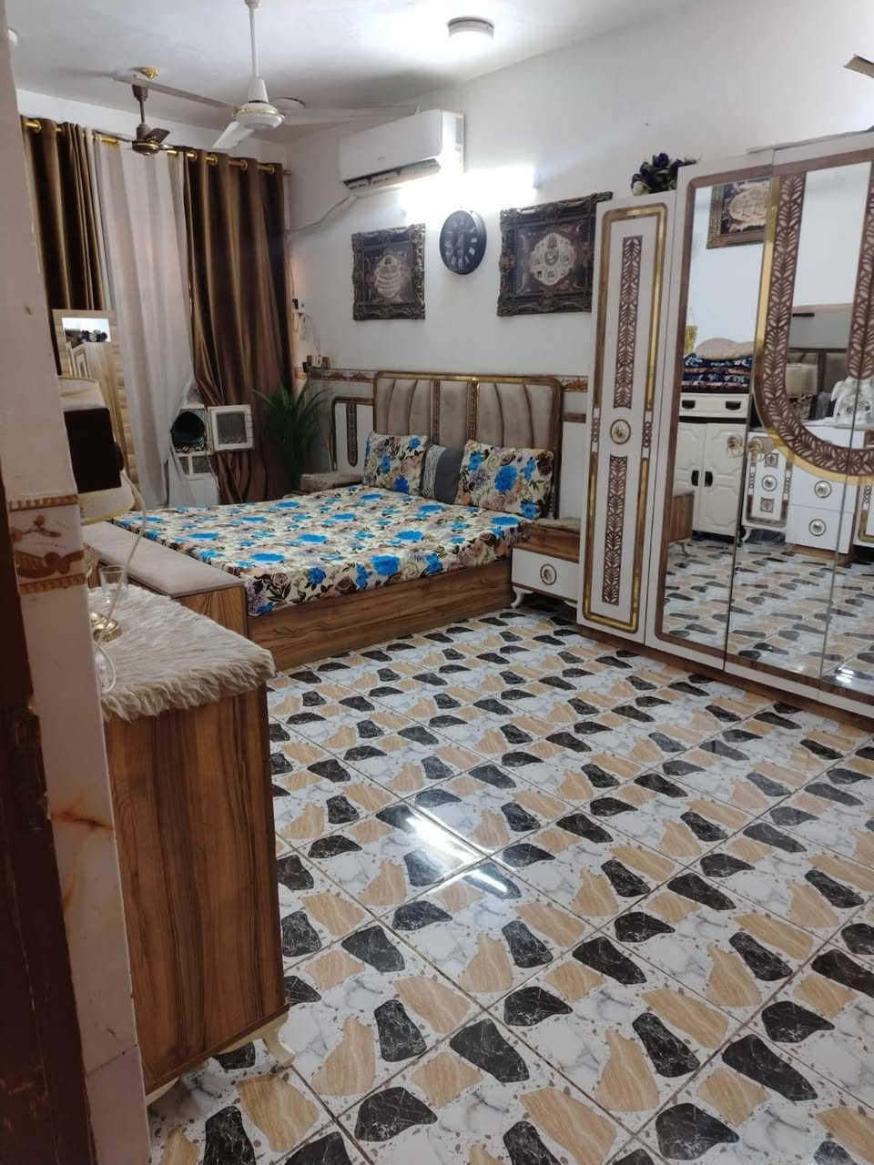 السلام عليكم دار للبيع مساحته 120 متر خلف مول اهل الخير بكاع كريم  البيت  صاله و ومطبخ و وكيلدور  وطارمه  وصحيات
السعر 55  وبي مجال

***********
