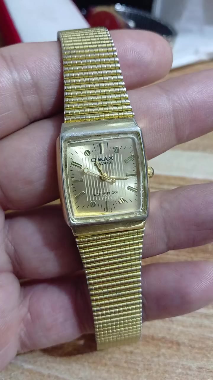 ساعه اوماكس  قديمه ثمانينات شغاله انطي سعر بالعافيه
المواصفات الأساسية:
العلامة التجارية: أوماكس (Omax)، وهي علامة تجارية سويسرية تأسست عام 1946.
نوع الحركة: كوارتز (Quartz)، وتعمل بالبطارية.
التصميم: هيكل مستطيل أو مربع الشكل مع مينا ذهبي اللون مزين بنسيج مخطط.
السوار: سوار شبكي معدني (Mesh Band) أو بنمط حصيري باللون الذهبي.
المواد: مصنوعة من الفولاذ المقاوم للصدأ (Stainless Steel) المطلي باللون الذهبي.
المميزات: الساعة مقاومة للماء


**إذا كنت صاحب هذا الإعلان وتريد حذفه لأي سبب، رجاءا أرسل رسالة إلى الدعم الفني**