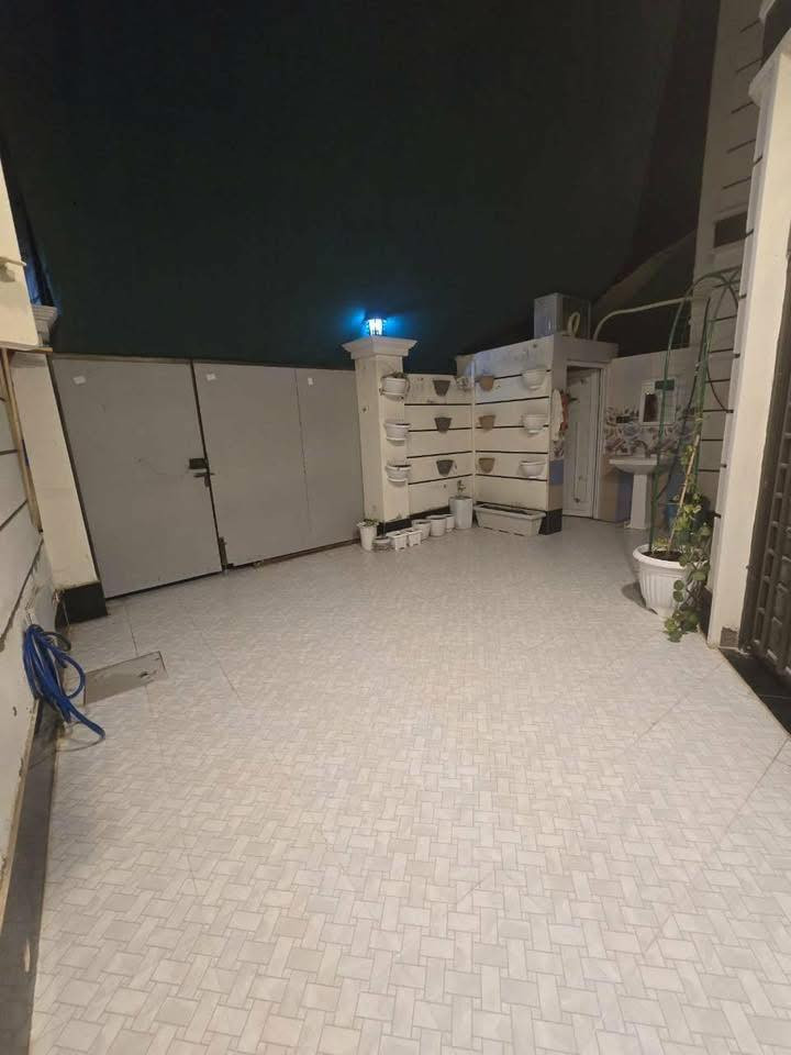 السلام عليكم
دار للبيع في منطقه السياسيين على ساحة خضراء
قرب روضة البراعم
بناء حديث
مساحه 125م
للاستفسار***********
