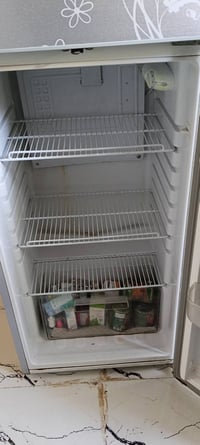 ثلاجه وسط • نضيفه • وبيها مجال