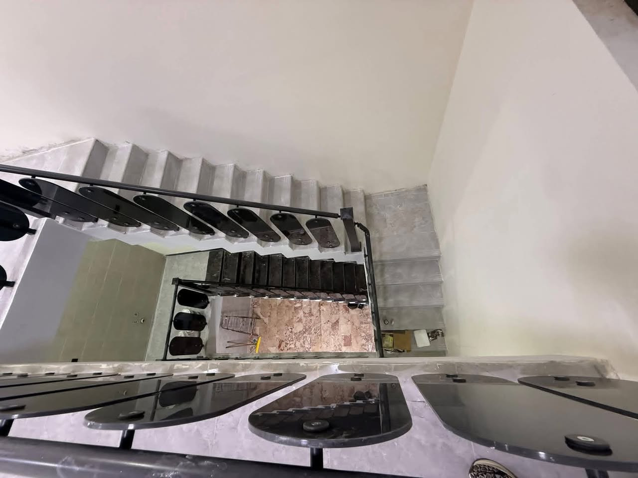 مشتمل84م #للبيع واجهه 4.25 "(مدخلين) بناء حديث ￼2025 "منطقه هادئه وراقيه
يحتوي على ؛$ كراج ‏ واستقبال وحولي مطبخ حار ‏وبارد ومنور و3 غرف نوم و خدمات  طابقين
طابو ملك صرف 
الموقع: مشتمل-‏ الشعب الضباط شارع عدن‏     
_________________________

(#مكتب_السوداني_للوساطة_العقارية)
عنوان المكتب بغداد-الشعب - حي التجار- مجاور اعدادية بلقيس للبنات‏- @‏‏ ***********￼ يوسف السوداني متواجد ماسنجر واتساب
