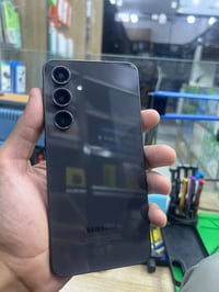Samsung S24 FE  للبيع اس 24 FE  ذاكرة 256  عشوائية 8 نسخة العالمية دبل...