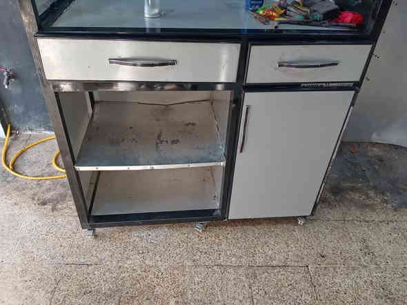 جامخانة مع ميز للبيع نضافة٩٠٪عنوان حي الانتصار شارع ٦٠للتواصل الاتصال***********
