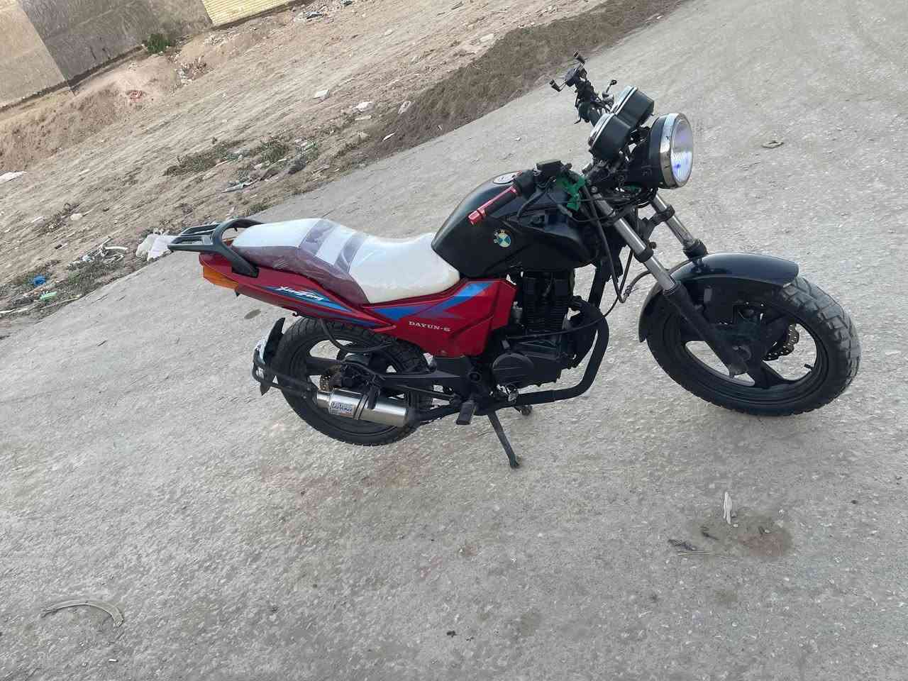 السلام عليكم دراجه دايون بطح للبيع كامله مكمله ما بيه اي نقص مكفوله اوراق أصولي مكينه ما مفتوحه دراجه جانيه عله ايدي كهربايات كله شغاله تخم تاير جديد بريكات وره وكدام بل مكان السعر ٥٥٠ وبيه مجال للطيبين مكاني بابل القاسم رقم الهاتف ***********
