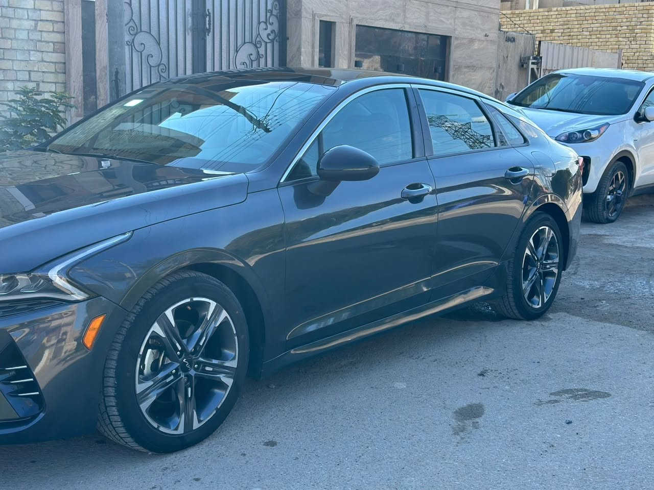 موديل 22  K5
@المواصفات:
1-بصمه
2-تشغيل عن بعد
3-لايت زينون 3 عدسات
4-مقاعد كهرباء
5-مقاعد جلد 
6-قطعتين تبريد
7-شاشه تدعم كار بلي 
8-كامره خلفيه 
‏9-AUTO HOLD
10-اربع وضعيات قيادة كروز قفل سرعه تحكم جهتين 
11-توقف ذاتية
12-إشارة بالمرايه
13-اشارات تحذير  
14-ويل قياس 18
15-محرك 1.6 تيربو
16-بنوراما طكتين 

//وباقي هواي مواصفات 
((حادث السيارة مبدل جاملغ + باب سائق ولبنيد بي ضرر بسيط اتعدل ))
السعر 150$ وبيها مجال للشراي 
 
الاتصال ع الرقم *********** واتساب موجود 📲 
مكان السياره بغداد الدورة
