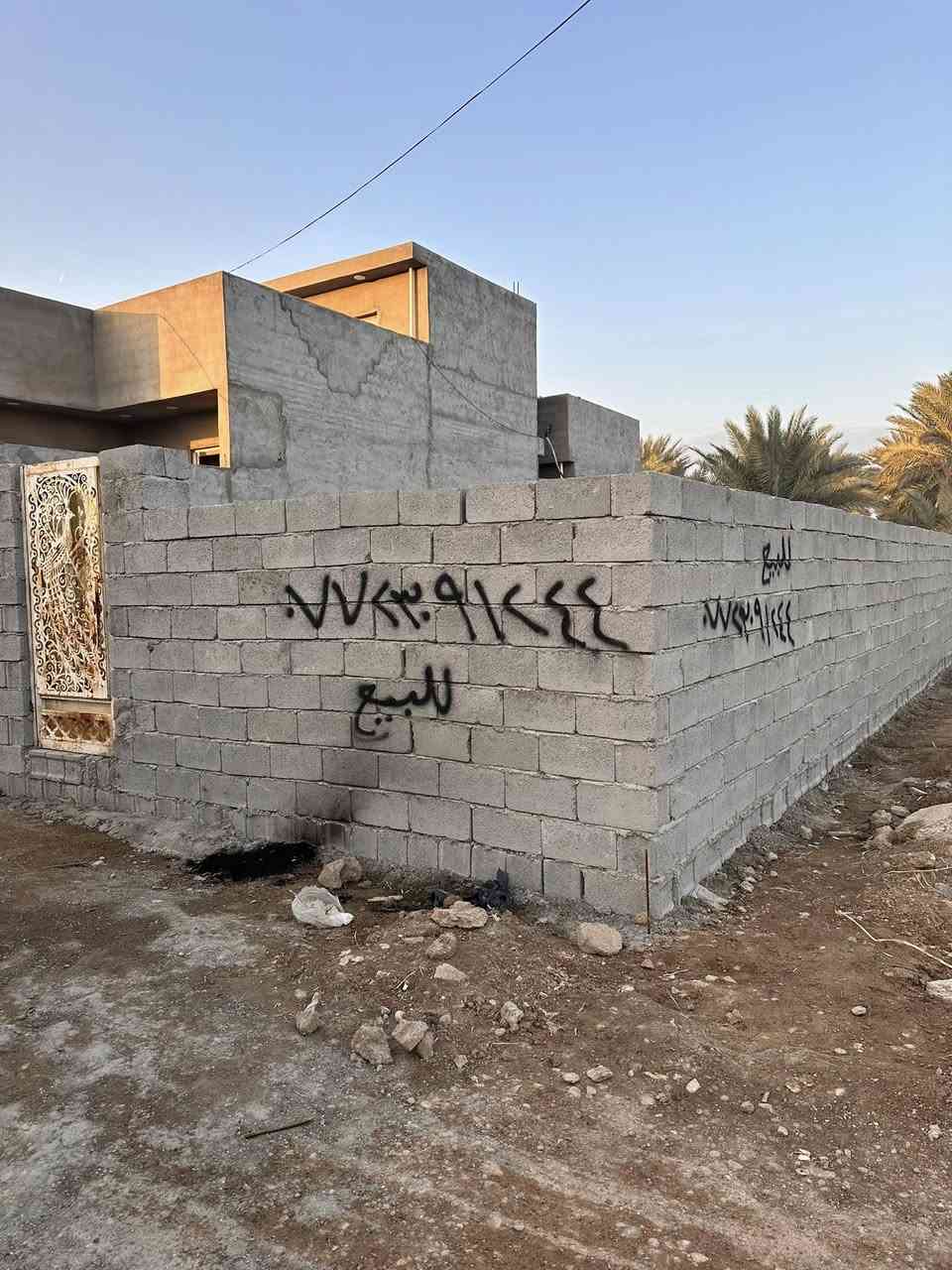 قطعة ارض للبيعمساحة ٢٠٠متر قريب على مستشفى االجديدة  قريب ع السبتية  مخدومة ماء وكهرباء ومجاري دفن ***********
