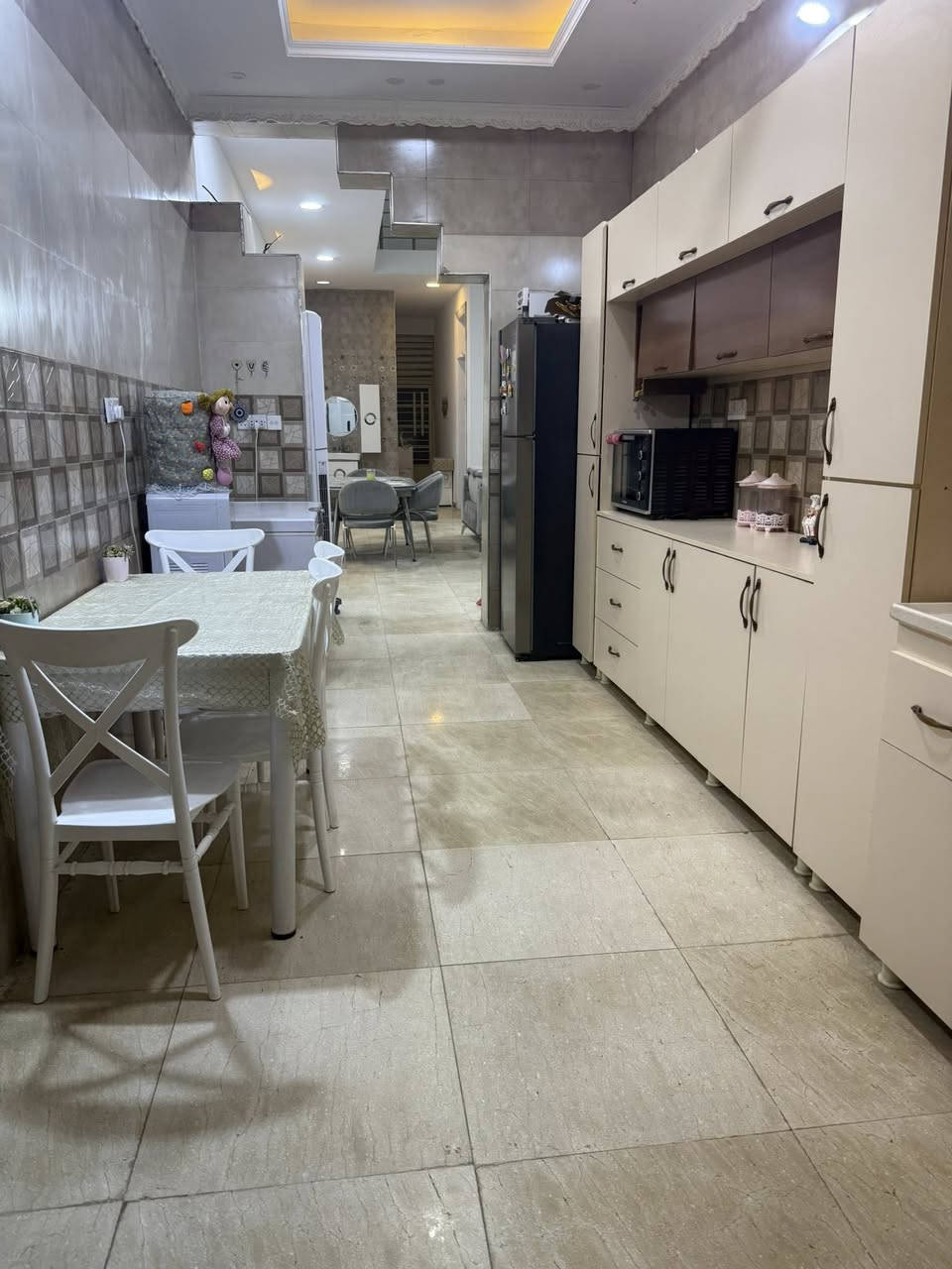 للبيع: بيت في منطقة الموظفين -
المساحة: 175 متر مربع
بناء 2020
مواصفات الطابق الأول:
- استقبال
- مطبخ
- صالة مفتوحة كبيره
- غرفة نوم
- حمام داخلي
- حمام خارجي
-طرمة وحديقة صغيرة 

مواصفات الطابق الثاني:
- غرفتين نوم
- غرفة سويت
للاستفسار واتساب ***********
