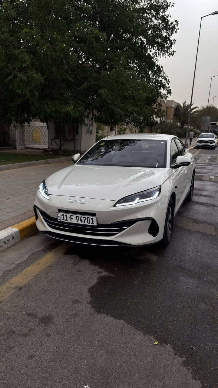 Byd seal 6 dmi اللون بيجي
هايبرد قابل للشحن 
اجمالي الكيلومترات (شحنه كاملة + البانزين) ٢١٠٠ كيلومتر (الفعلي ١٦٠٠ كيلومتر تقريبا)

- نسخة ال ١٣ كامرة وقيادة ذاتية ADAS
- اوتو بارك و valet mode (تطبك وانت خارج السيارة)
- رادار امامي مانع تصادم
- رادار خلفي وحساسات زاوية ميتة
- تنبيه عند فتح الباب ووجود سيارات قادمة
- تنبيه عند الرجوع وقدوم اشخاص او سيارات من احد الجهات
- اذا كسرت بدون ما تشغل اشارة على سيارة جاية اسرع منك وكانت سرعتك فوك ال ٥٠ كيلومتر السيارة تتدخل وتلوف ستيرن وترجعك لمسارك قبل لا يضربك
- اذا اجت باتجاهك سيارة سريعة تشغللهه دبل اشارة للتنبيه
- نظام سكيورتي من تطفيها تصور اي واحد يتقرب منهه
- كاميرا تصوير اثناء القيادة مع عرض دوسة تفاصيل القيادة من سرعة وضغط على دواسة البانزين او البريك
- تشوف اي شي جوة السيارة

باختصار هاي النسخة بيهه احدث انظمة السيفتي والسكيورتي المتقدمة من شركة byd

عدى الكشن الكهرباء والفتحة

بطارية ٨٠ كيلومتر بالشحنه 
كل التنبيهات صوتية باللغة الانكليزية بعد التحديث الاخير

ماشية 9100 قابل للزيادة
مكينة البانزين ماشية 2600 فقط 
والكهرباء 6500

بيهه طخة بالصندوك مثل ما واضح بالصور

سعرها ٢٤ مليون
المكان بغداد 
***********
