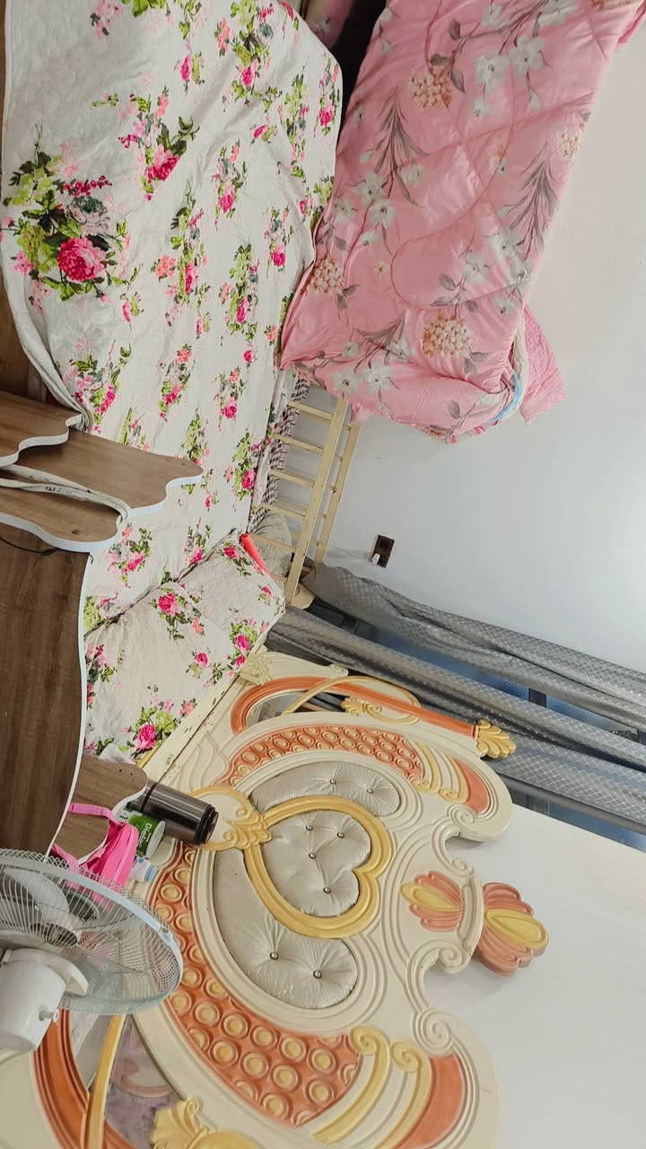 غرفه حطاطه عراقي تصميم تركي  الجريايه صندقجه داخالها بيه ميز تواليت كبير تاج نفس جربايه وميز بلازمه حج كبير    داخل قواطع  مكتبيه وتعاليك   مكان كاطون رحمه جامع صهيب الرومي  للاستفسار لاتصال برقم ***********
