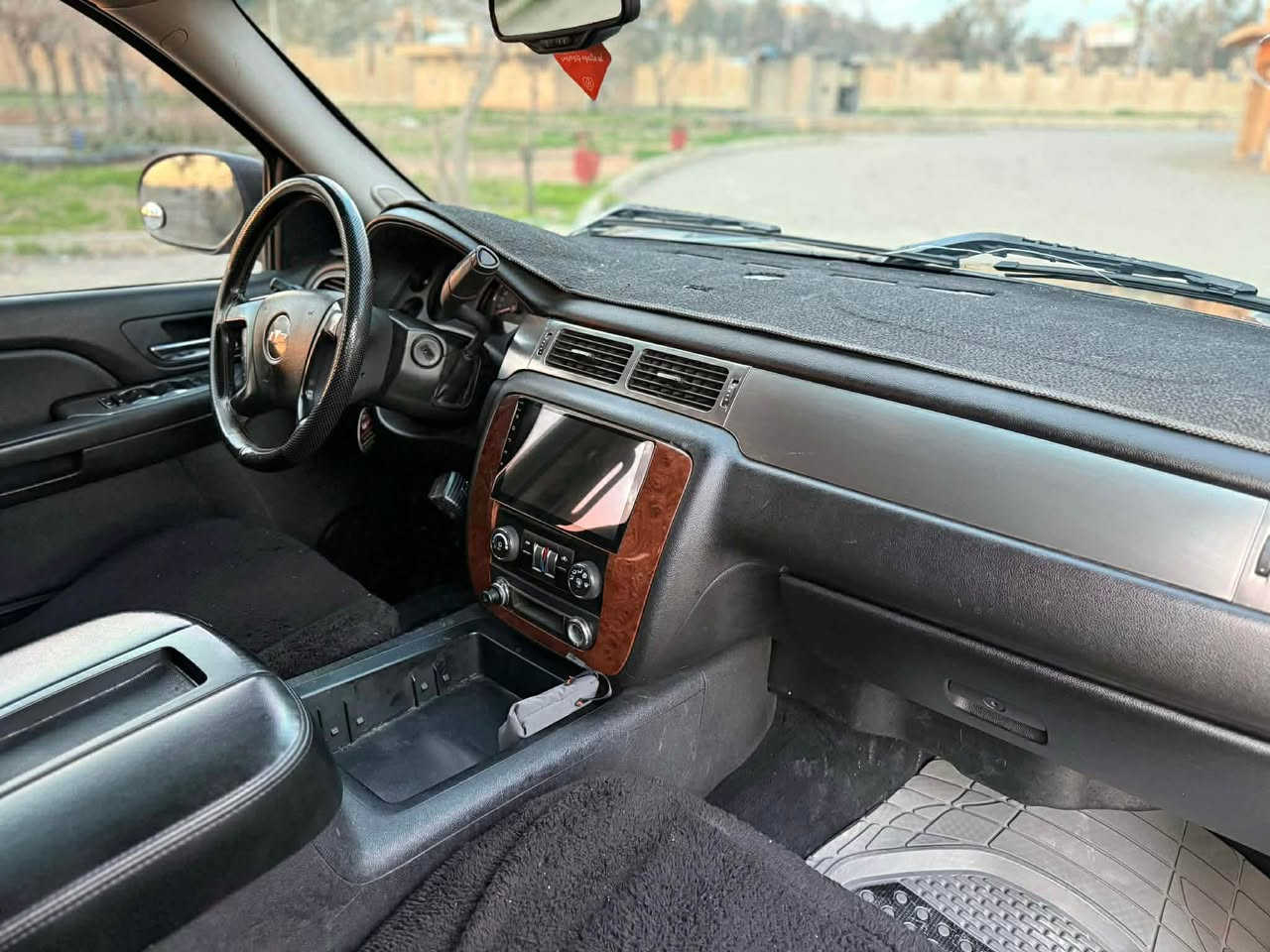 تاهو موديل 2009   سيا ره كه دوبه يه  به لام ساغه  براوه  نيه به شه رته به شه رتى  مالى مه ده نى سيا ره كيرو مه كينه و هه موو به شه رته زور خاوينه موا سه فاتى LT  هه موو كيانى به شه رته ٤ تايو ويلى نوى له بنه   مالى دو سته 
سعرى 77
***********
*********** أربيل, العراق
