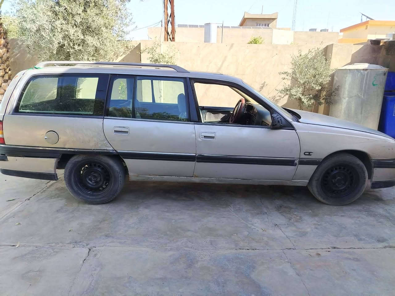 السلام عليكم
اوبل اوميكا ستيشن (1992)
سنويه ساقطه (2018) + صاحبها ماندلو بس مكفوله كفاله من سرقه وعشائر
سياره شرط لاصرف ولا بخار محور كابريته
محرك گير صدر كلو جديد شرط
سياره احلى من صور 
السعر 16 وبيها مجال
الرقم ***********
المكان الحويجه
