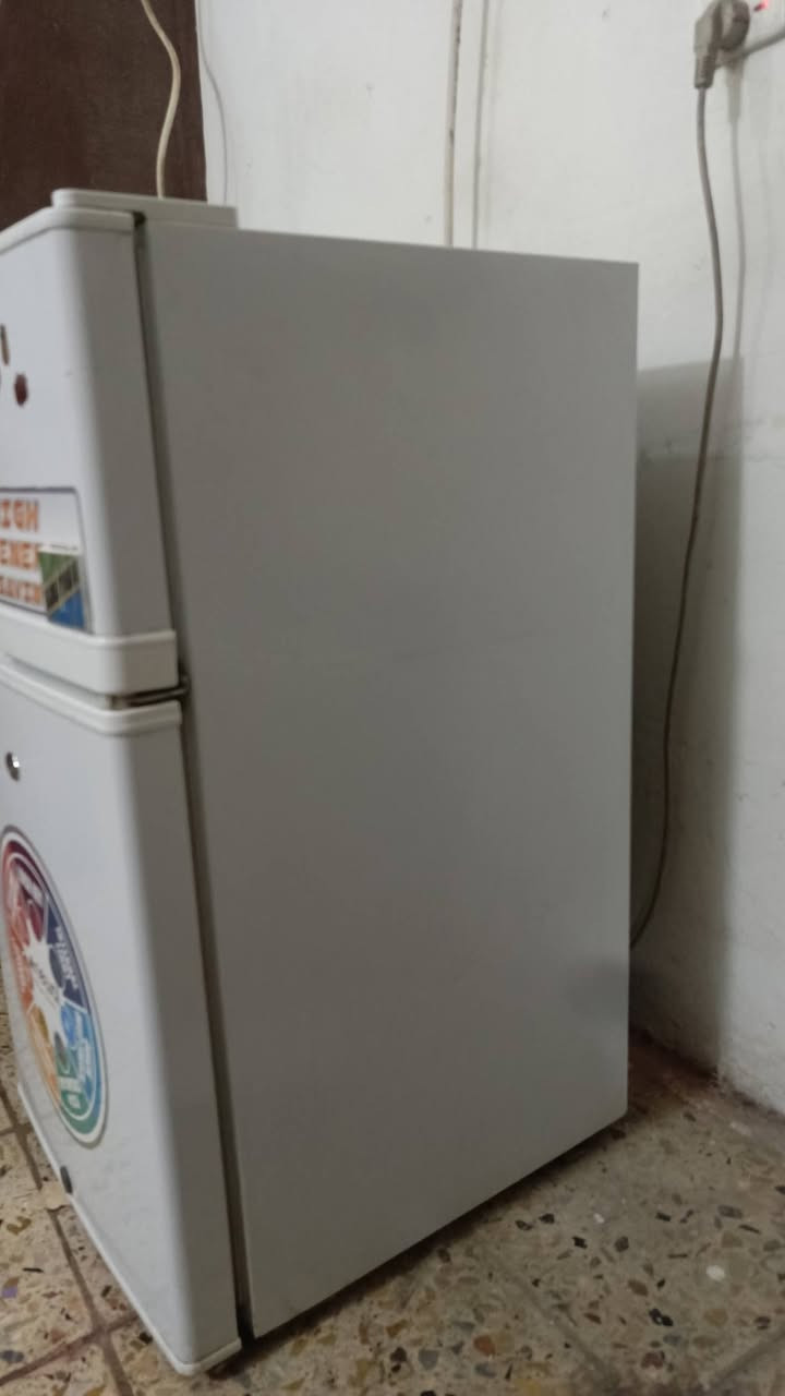 السلام عليكم ثلاجه للبيع كلش نظيفهالسعر 100 وبيها مجال المكان الحريه***********
