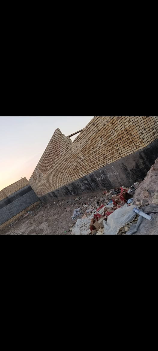 للبيع هيكل كامل وشبابيك وبيبان كامله المساحه250متر عدد القرف 2. صاله عدد 2. مطبخ ديوان 12متر عرض 5 حمامات داخليه خارجيه *********** العنوان يم جسر الهولندي تنزل بشارع لسبيس وره شركه لسعر 43وللطيبين بيه مجال

