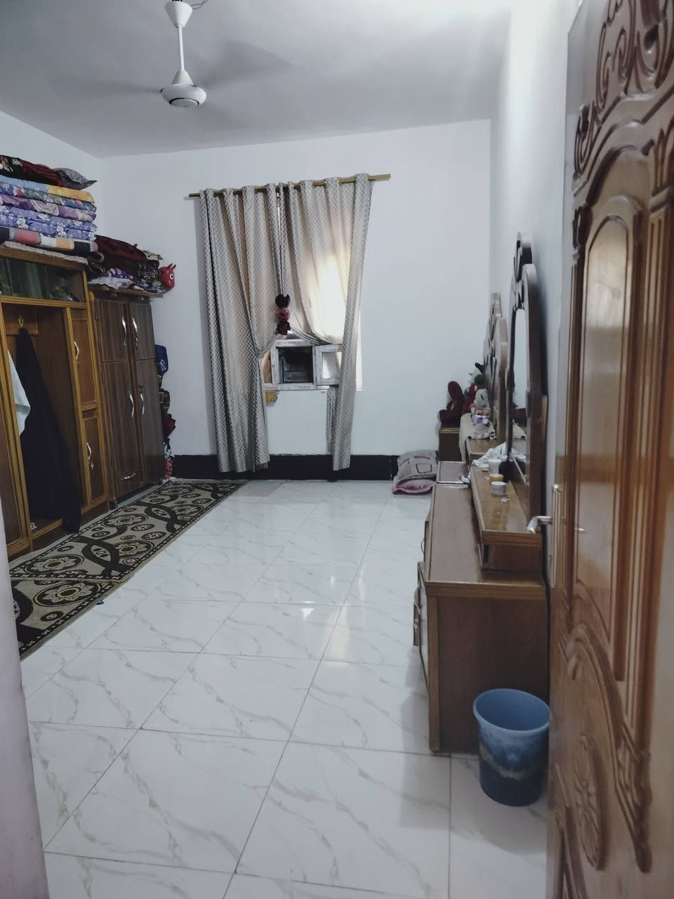 بيت مساحه 330 متر ركن علا شارعين مجاور اله قطعه فضله تابعه اله200متر مجوره منتزه
البيت متكون من مضيف 4/8 وثلالث غرف نوم 4/6
طبعن مجمع صحيات مقابل المضيف ومجمع صحيات مجور المطبخ معه مطبخ 5/5طبعن المطبخ ول مجمع صحيات خارج البيت معه صاله8/4 وطابق الثاني مكون من صاله كامله جاهزه هم8/4 طبعن علا شارع العام الي هوه شارع 20 البيت بنيانه درجه اوله كله صب كونكريت درجه اوله متعوب عليه وبورسلاين وسيراميك درجه اوله 
سعر 180 وبي مجال حگ الجيه
رقم صاحب البيت***********
وتگدر تراسلني خاص
تكدر تجي بئي وقت يعجبك شوف البيت
العنوان حي اور شارع عشرين شراع جسر ول عمارت مجاور مطعم كباب انور ابو شهد
