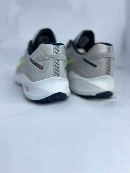 السلام عليكم نايك زووم باله اصليه غير مستعمل باركود شغال صناعه فيتنامي، قياس ٤٤ (٢٨سم)، حذاء وزنه جدا خفيف استعمال يومي او جري 🏃‍♂️ 
قطعه واحده فقط، السعر 35 الف دينار قفل  توصيل موجود، للتواصل خاص او واتساب ***********
