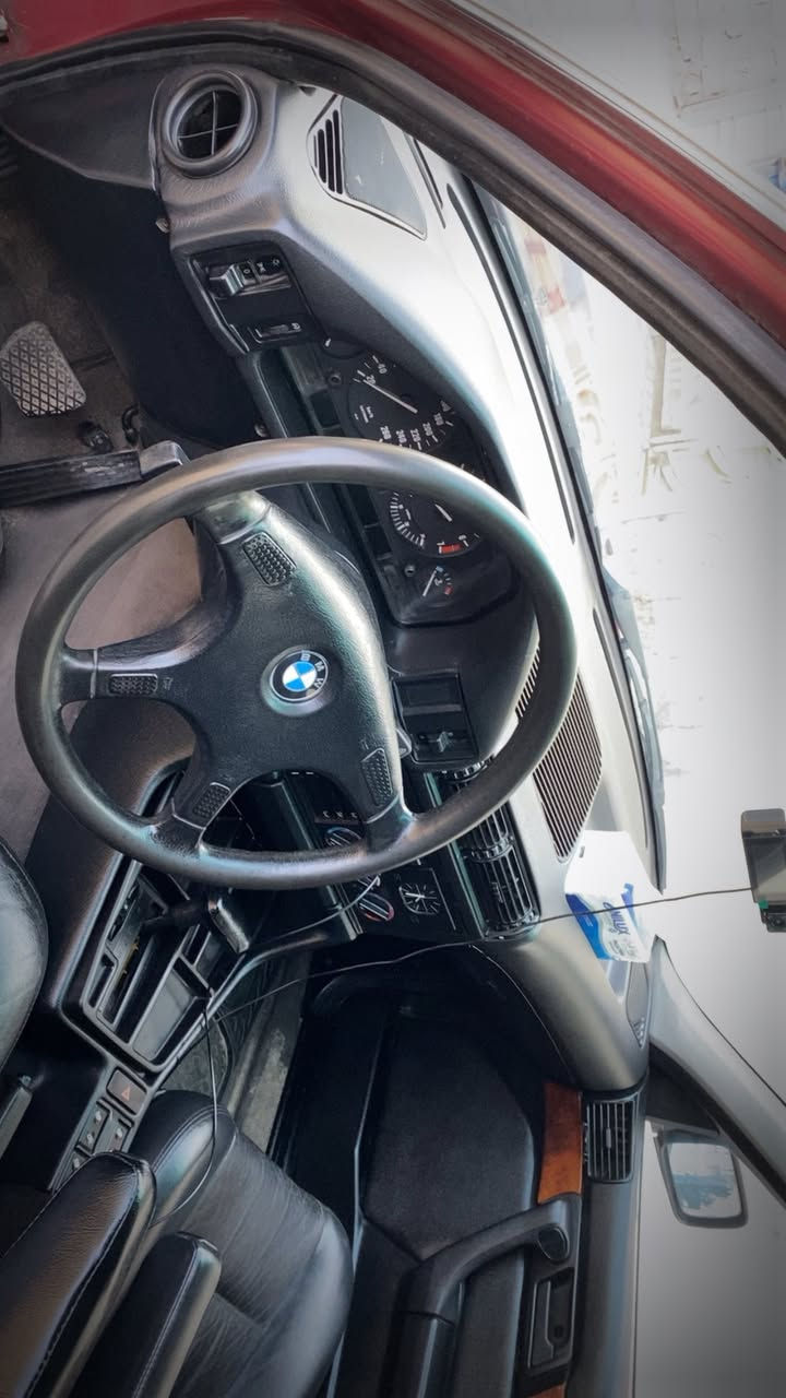 ألسلام عليكم
للمراوس BMW حجم 525 
مديل 92
السيارة وارد يابان تبريد ثلج
محرك وكير حاويه جدد مسكر عدل 6 سلندر بلادي
غرفهً جلد جديدهً
حداديهً وتخم تاير جديد 
ميكانيكياتها وكهربائياتها كلها شغالهً 
رقم بغداد اصولي 
السيارهً جاهزهً ومابيها نقص
معروضهً ب70$
***********
