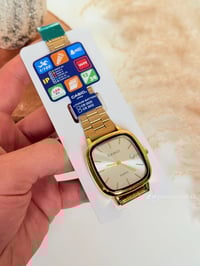 متوفر ساعة كاسيو فينتج (Casio Vintage) بلمسة ذهبية وميناء مربع، تتميز ...