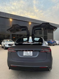 تسلا مودل X SUV 6 راكب موديل 2023 مبدل فقط جاملغ ايمن بدون دواخل ماشيه...