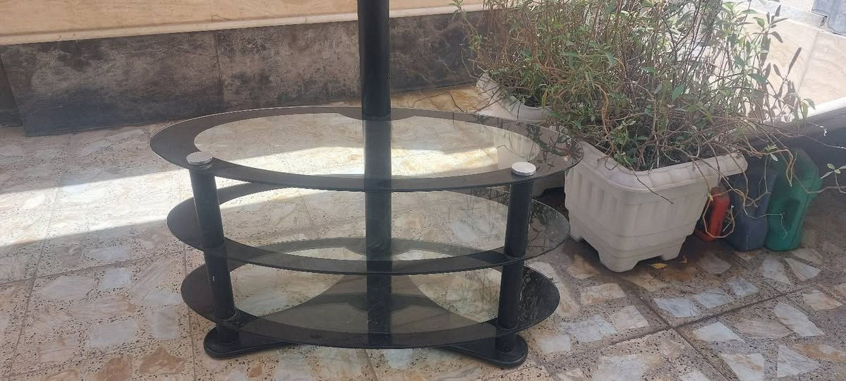ميز تلفزيون نظيف السعر ٣٥ الف المكان بغداد حي البنوك ***********
