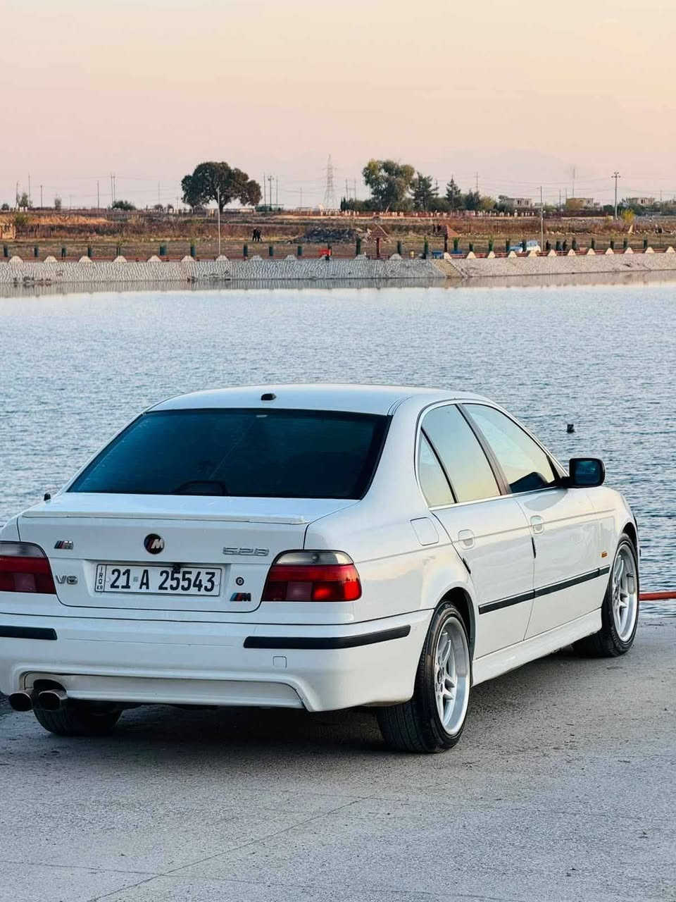 به ناوی خوا بیئێم e39مۆدێل 1997 مەکینە 525i مە کینەی تازە گۆڕاوە شتی سفر کردوەتە سەری  گیڕی بە شەرەت تەقەوو ڕەقە بەشەرت
تایەوو ویلی m دووسایز دەعامی دواوو پێش کراوە بە ئێم  ناوو داخیلی جڵد نیە پە ڕۆیە  تە بردی هیچ کیشەی نییە تەنیا ڤانی هەواکەی ئیش ناکات ئەوو پیشنی وەستام دوە کێشەی کارە بایی هه یە  
وەکوو بۆ یاغ بۆنیتوو چە مەلەغی سەکنوو نیوو دەرگای سەکەن  چاملغەکە ناووی گرتوە  باقی بیلی شەریکەیە 
سە یارەکە زۆر بە قوەتەوە بێ کیشەیە سە نەووی مانگی 12 یی 2025 بەسەر چووە  غەرامەوو هه موو شتی بەشەرت بە ناوو کردن بەشەرت  بەس سعرەکەی ماوە سعەرکەشی 85 مەجالیکی کەم  بۆ پەوەی ندی کردنیش ***********  وەتس ئاپیشی لە سەرە  هه موو شتکانم نووسیوە  لە خزمەتانم
