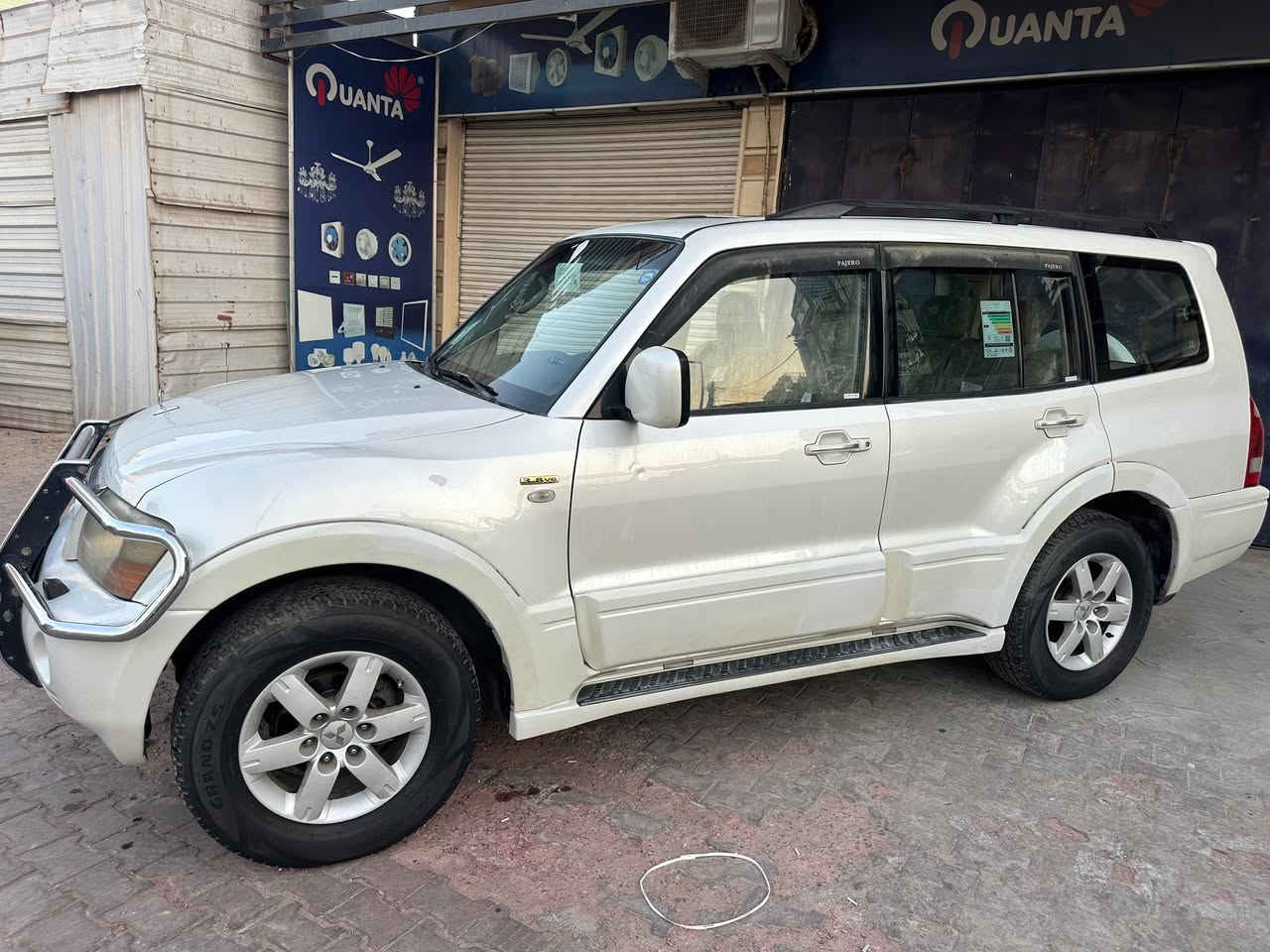 للبيع 🛑

النوع : ( متسوبيشي باجيرو حبتور خليجية العلامة الذهبية ) 

الموديل : ( 2006 )

اللون : ( أبيض لؤلؤي )

المواصفات : ( فتحة سقف ، مقاعد جلد ، تحكم كهربائي للمقاعد ، تبريد 3 قطع امامي خلفي ، نظام صوتي ممتاز ، مرايات شفط وتحكم بيهن كهربائي ، بالأضافة الى كروز مثبت سرعة ، لايت زينون ، كشافات ضباب ) 

الحالة : ( السيارة بحالة جيدة جداً ، استخدام شخصي ، والسونار يحكم أدامة كاملة من الأف للياء برغي نقص مابيها ولله الحمد ) 

معلومات أضافية : السيارة رقم سُليمانية رقم أنكليزي الجديد بأسمي تريد تحويل تريد وكالة 

الموقع : ( البصرة / الساعي مُقابيل حلويات الخاصكي )

السعر : ( ▪️ 𝟏𝟏𝟕 ▪️ ) وبي مجال للطيبين

للتواصل : ( *********** )📝
