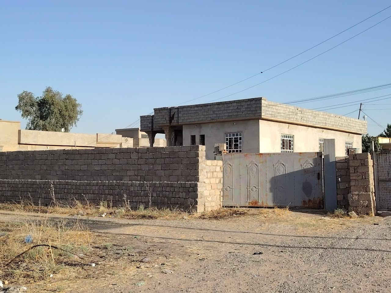للبيع مساحه البيت 300 متر والأرض دونم
العنوان الحضره وره جامع الراكان. يبعد عن شارع العام 600 متر ***********
